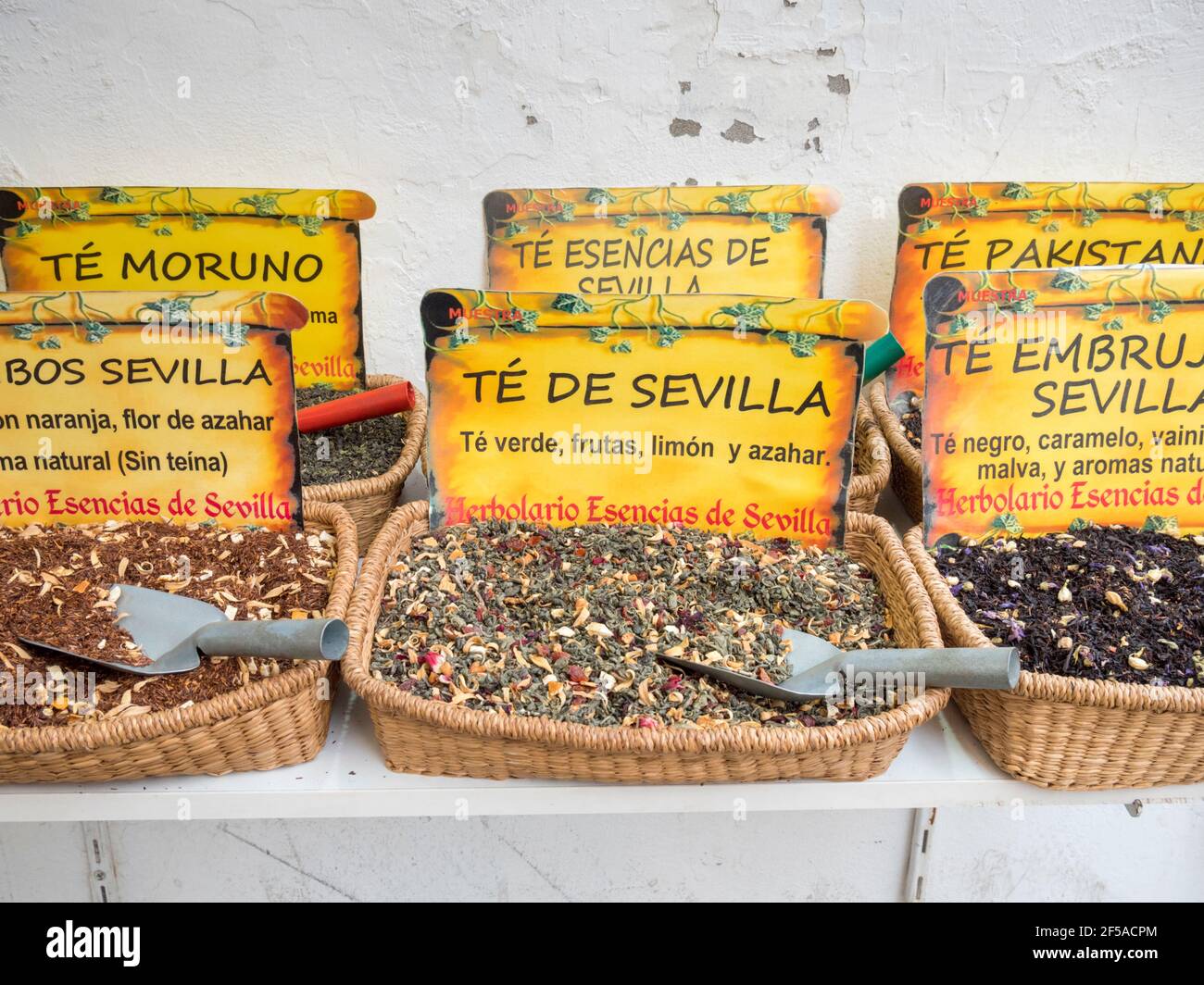 Kisten mit Gewürzen zum Verkauf auf einem Marktstand in Sevilla Spanien Stockfoto