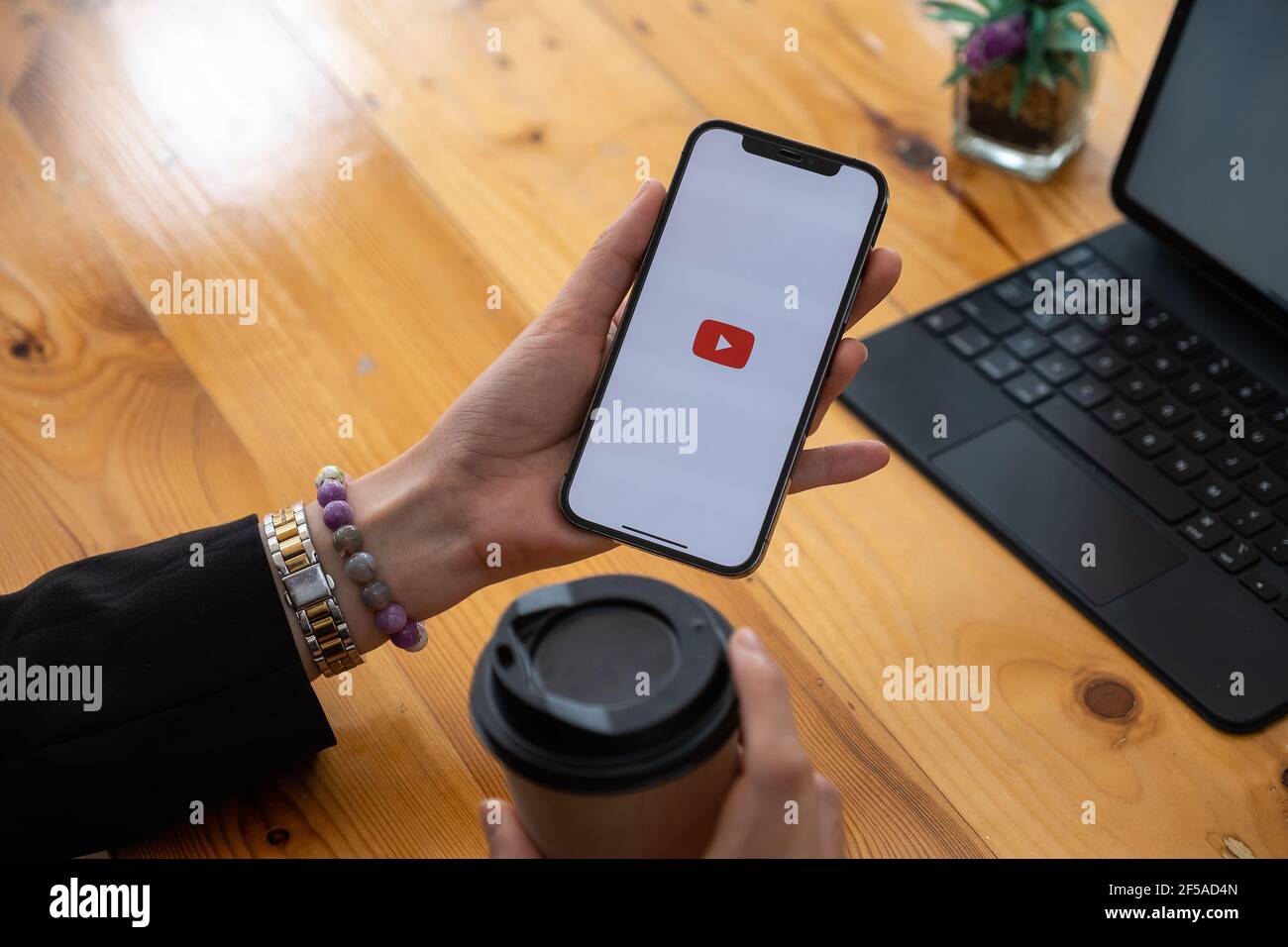 CHIANG MAI, THAILAND - Mär 12, 2021: Frau Hände halten Smartphone und mit YouTube Video Service App. Stockfoto