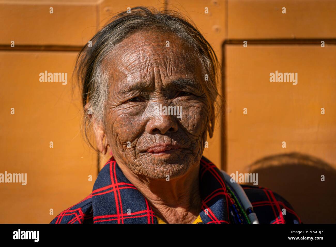 Ältere Frau mit traditionellen Gesichts-Tattoo, Minhat, Myanmar Stockfoto