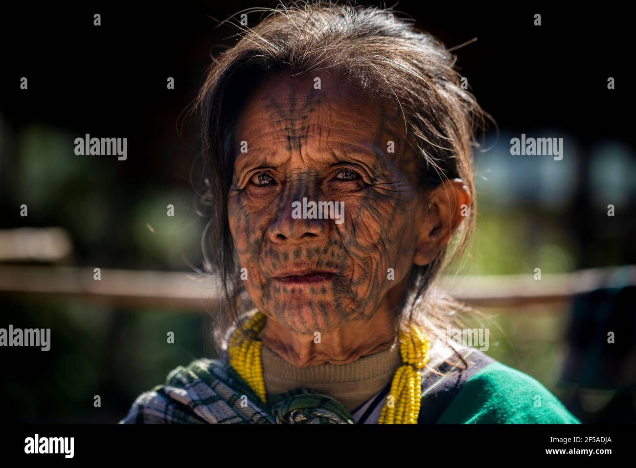 Ältere Frau mit traditionellen Gesichts-Tattoo, Minhat, Myanmar Stockfoto