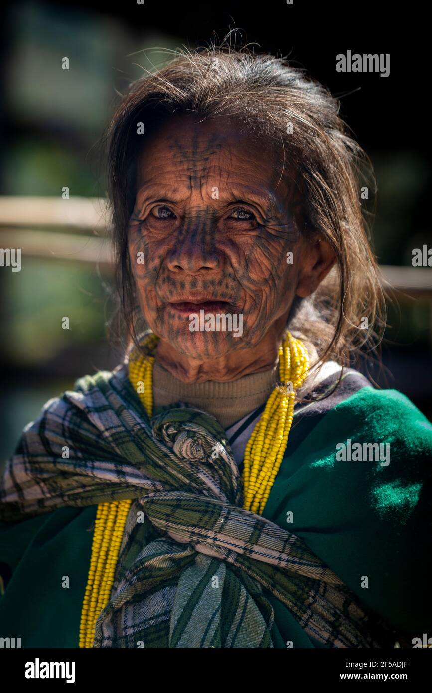 Ältere Frau mit traditionellen Gesichts-Tattoo, Minhat, Myanmar Stockfoto