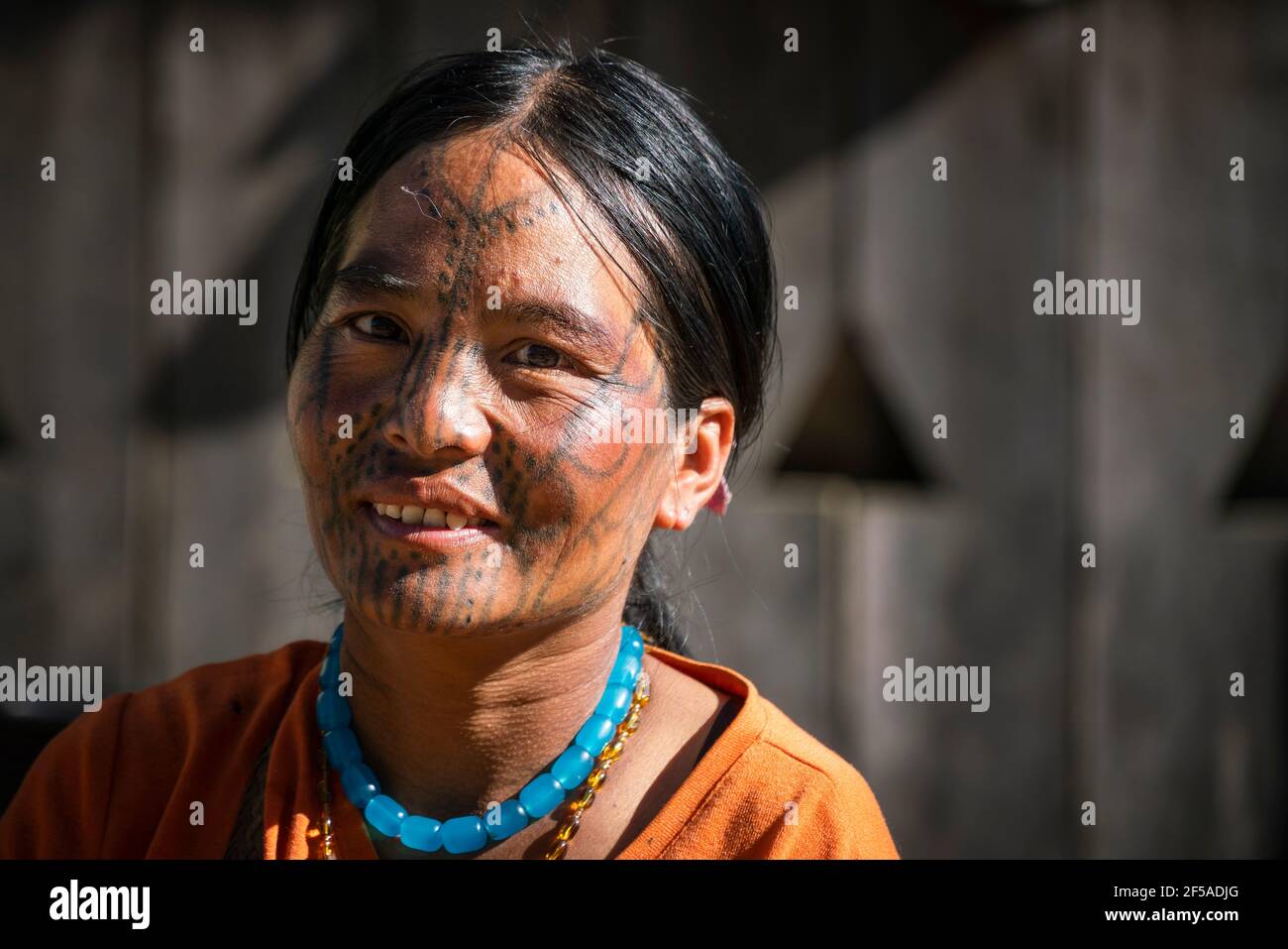 Junge lächelnde Frau mit traditionellen Gesichts-Tattoo, Minhat, Myanmar Stockfoto