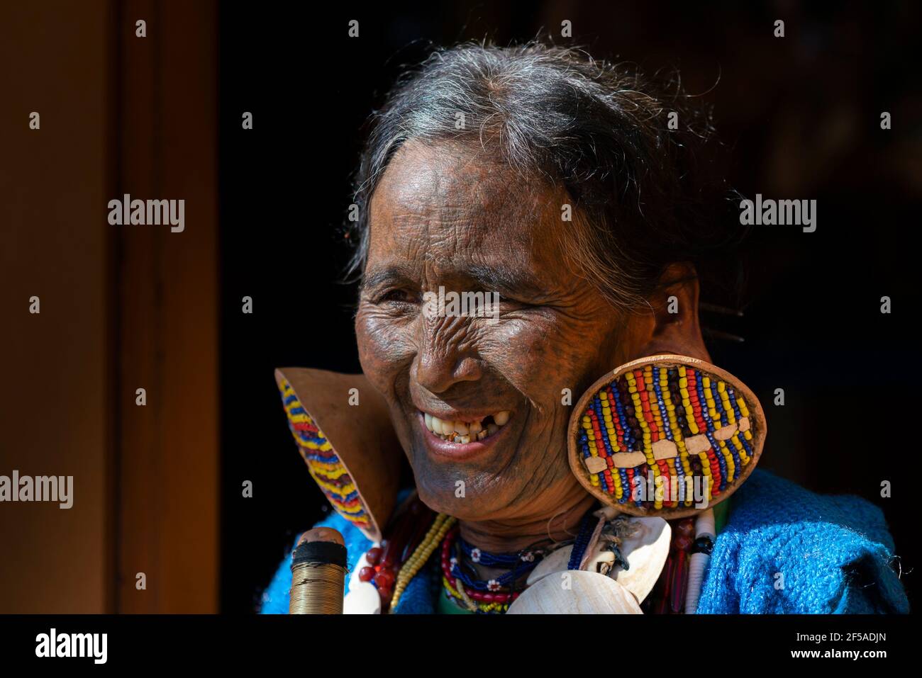 Lächelnde ältere Frau mit traditionellen Gesichts-Tattoo, Minhat, Myanmar Stockfoto