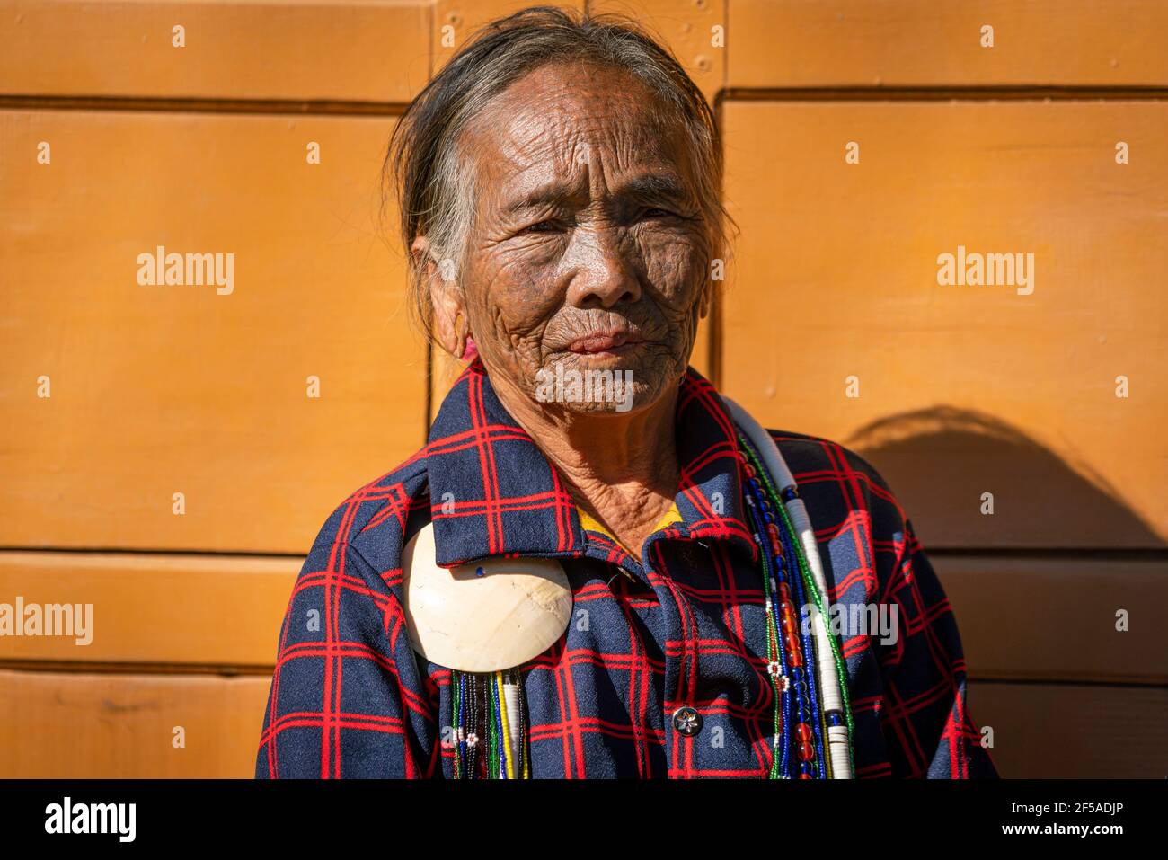 Ältere Frau mit traditionellen Gesichts-Tattoo, Minhat, Myanmar Stockfoto