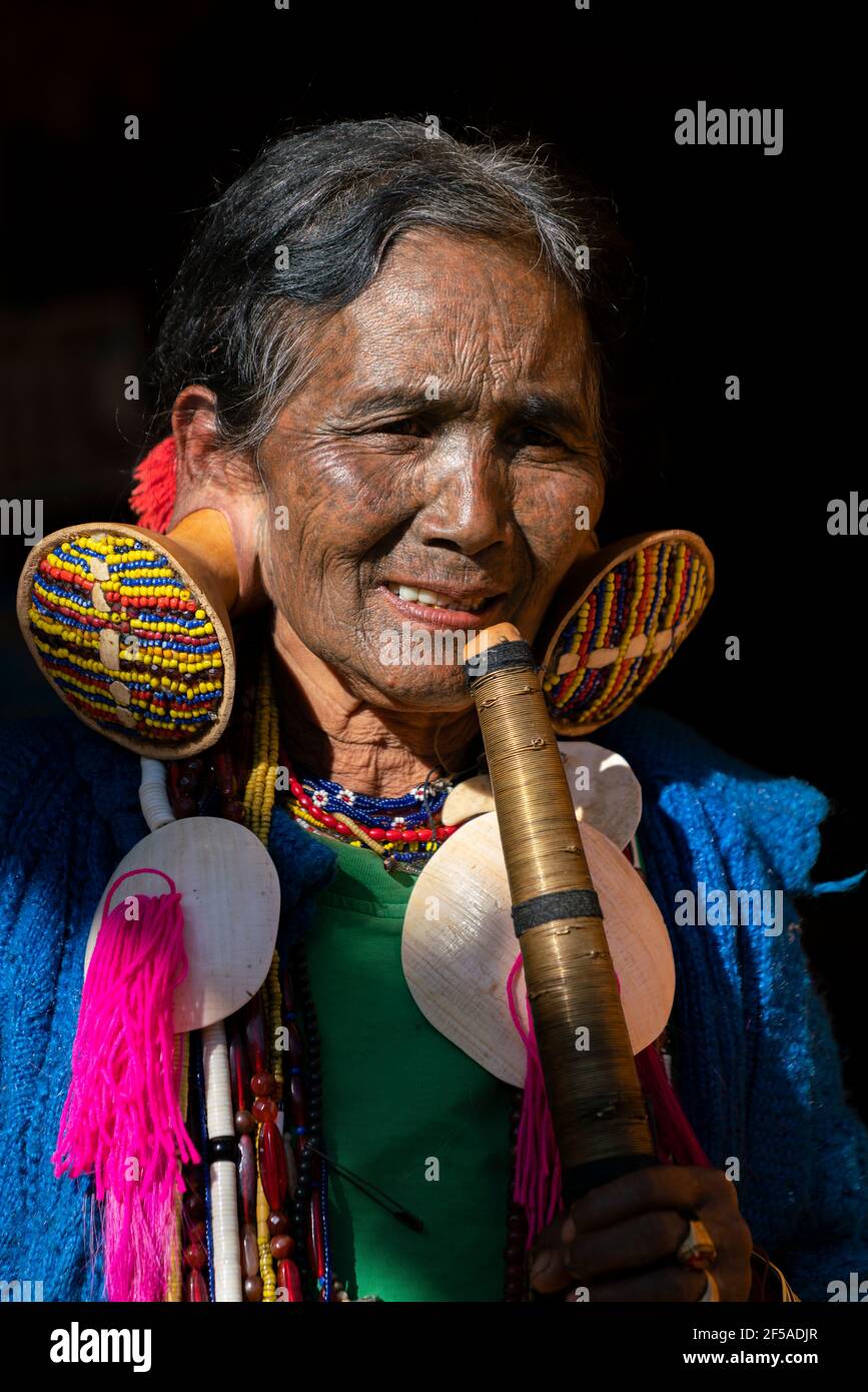 Ältere Frau mit traditionellen Gesichts-Tattoo, Minhat, Myanmar Stockfoto