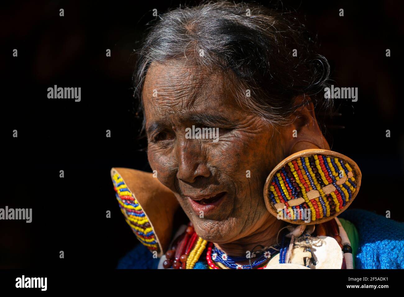 Ältere Frau mit traditionellen Gesichts-Tattoo, Minhat, Myanmar Stockfoto