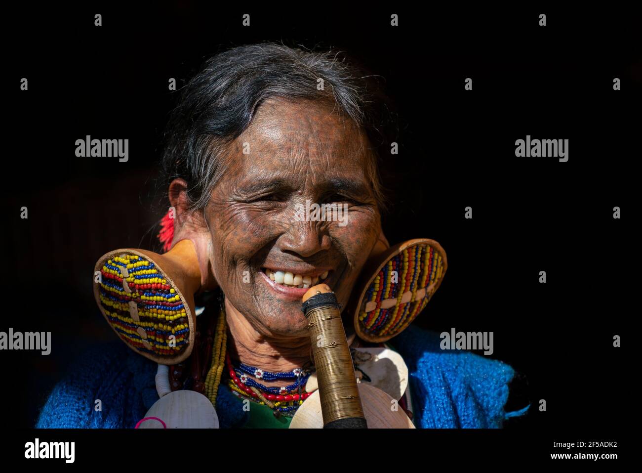 Lächelnde ältere Frau mit traditionellen Gesichts-Tattoo, Minhat, Myanmar Stockfoto