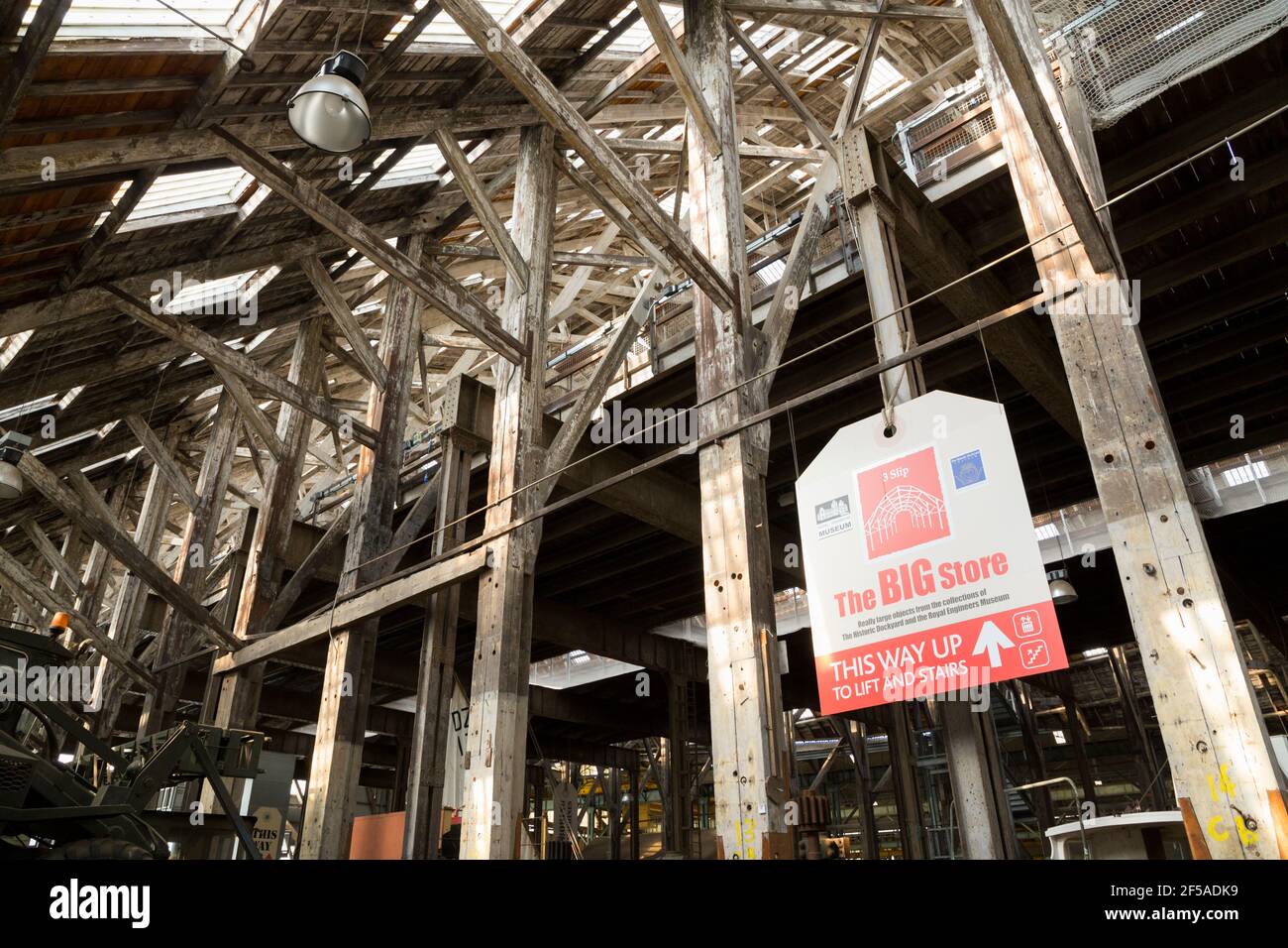 Blick nach oben ins Innere / im Inneren des riesigen und riesigen Holzdachs von Number 3 Covered Slip 'The Big Space' im historischen Dockyard / Dockyards Chatham in Kent. VEREINIGTES KÖNIGREICH. (121) Stockfoto
