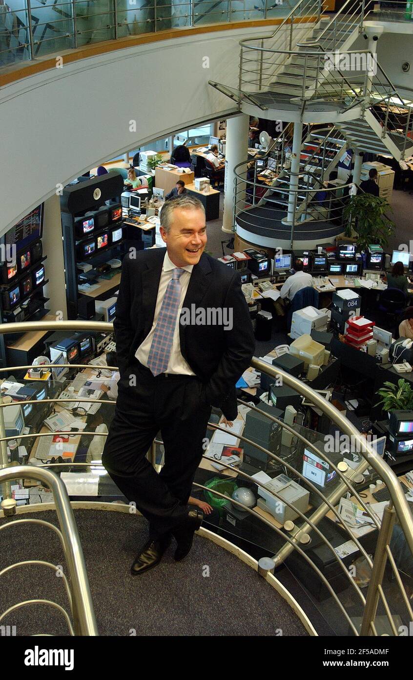 HEW EDWARDS IN DER BBC NEWSROOM,15/7/04 PILSTONHUGH EDWARDS Stockfoto