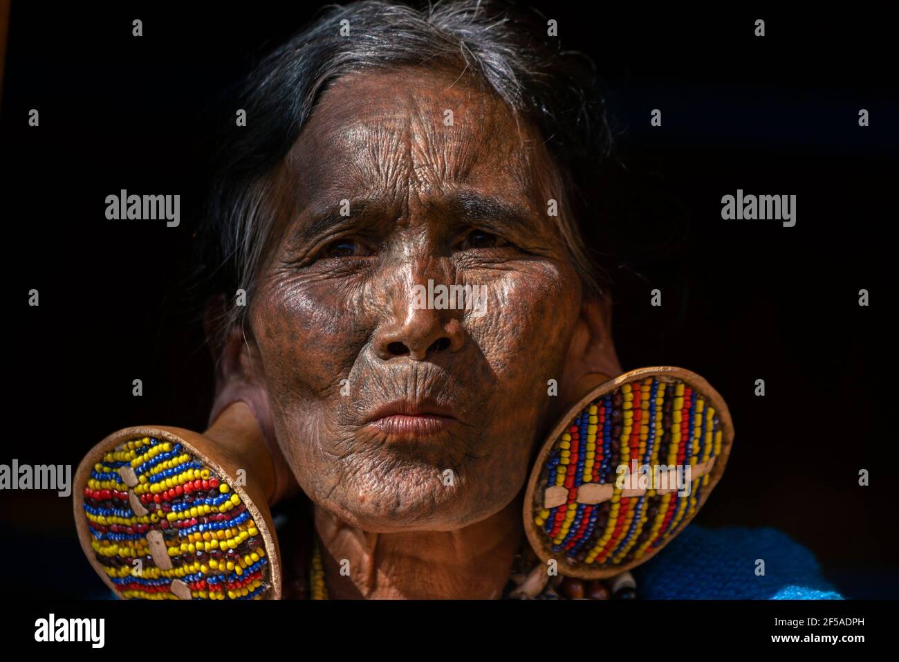 Ältere Frau mit traditionellen Gesichts-Tattoo, Minhat, Myanmar Stockfoto