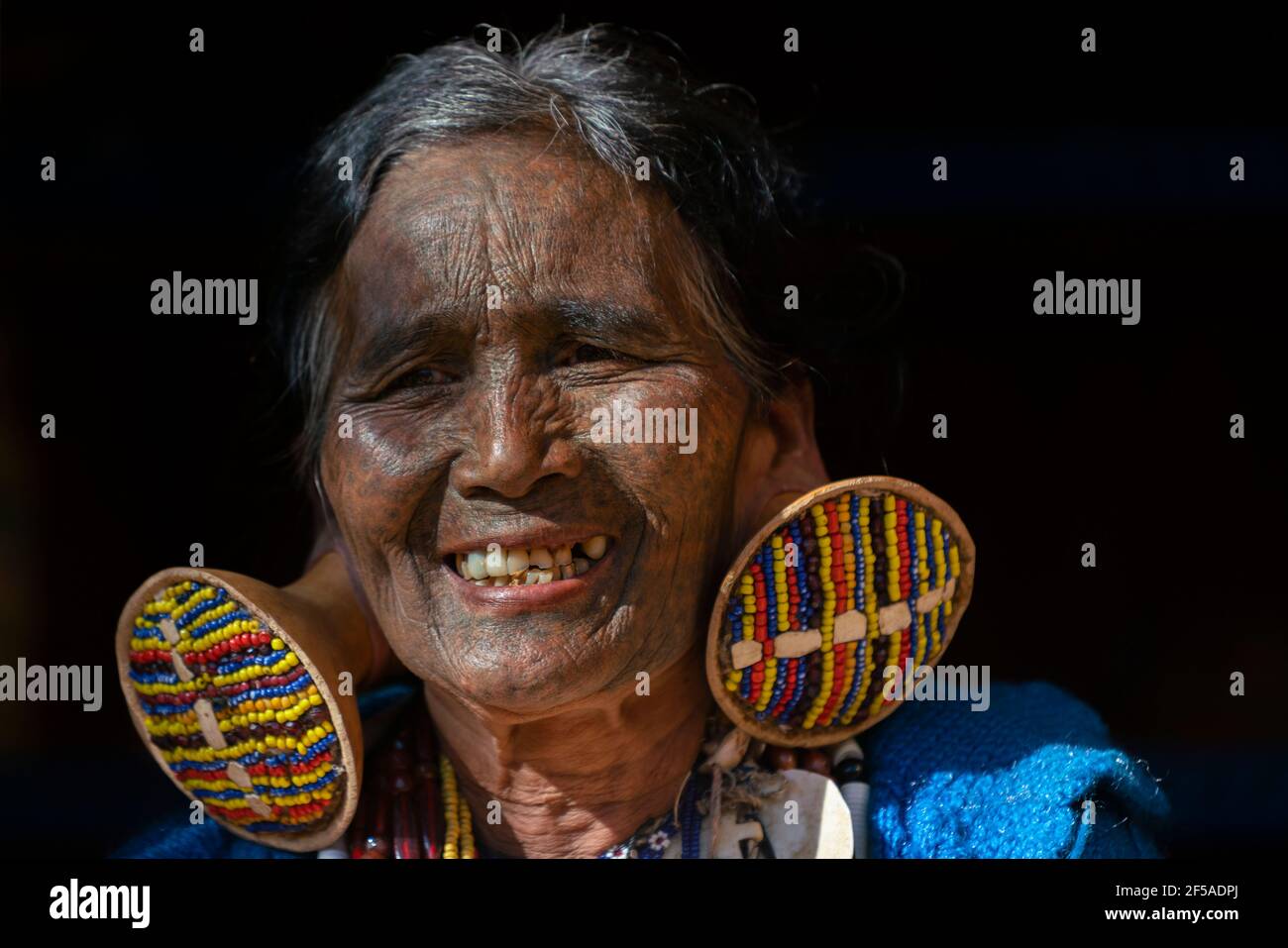 Lächelnde ältere Frau mit traditionellen Gesichts-Tattoo, Minhat, Myanmar Stockfoto