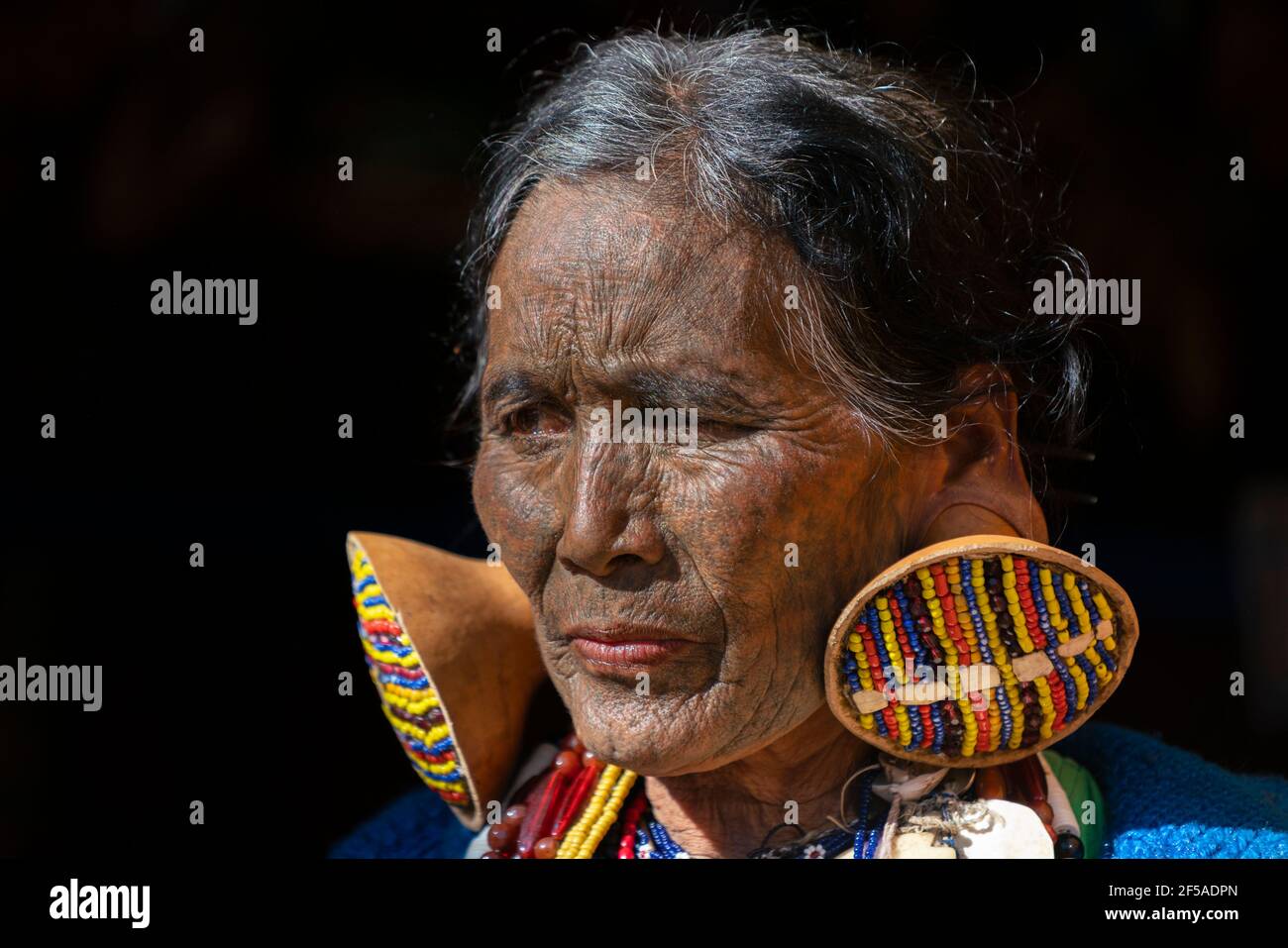 Ältere Frau mit traditionellen Gesichts-Tattoo, Minhat, Myanmar Stockfoto
