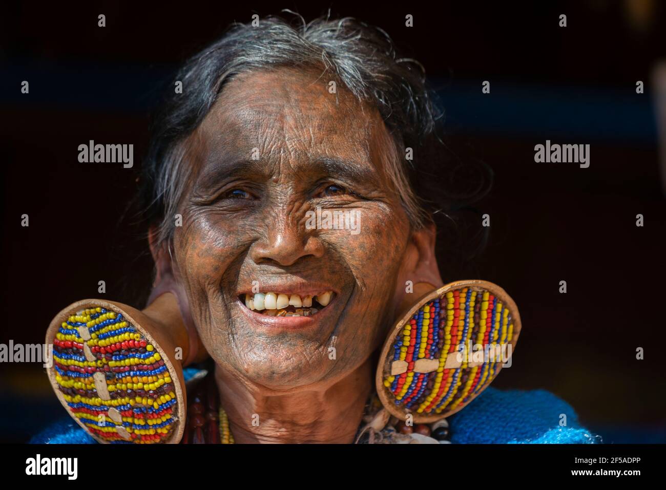 Lächelnde ältere Frau mit traditionellen Gesichts-Tattoo, Minhat, Myanmar Stockfoto