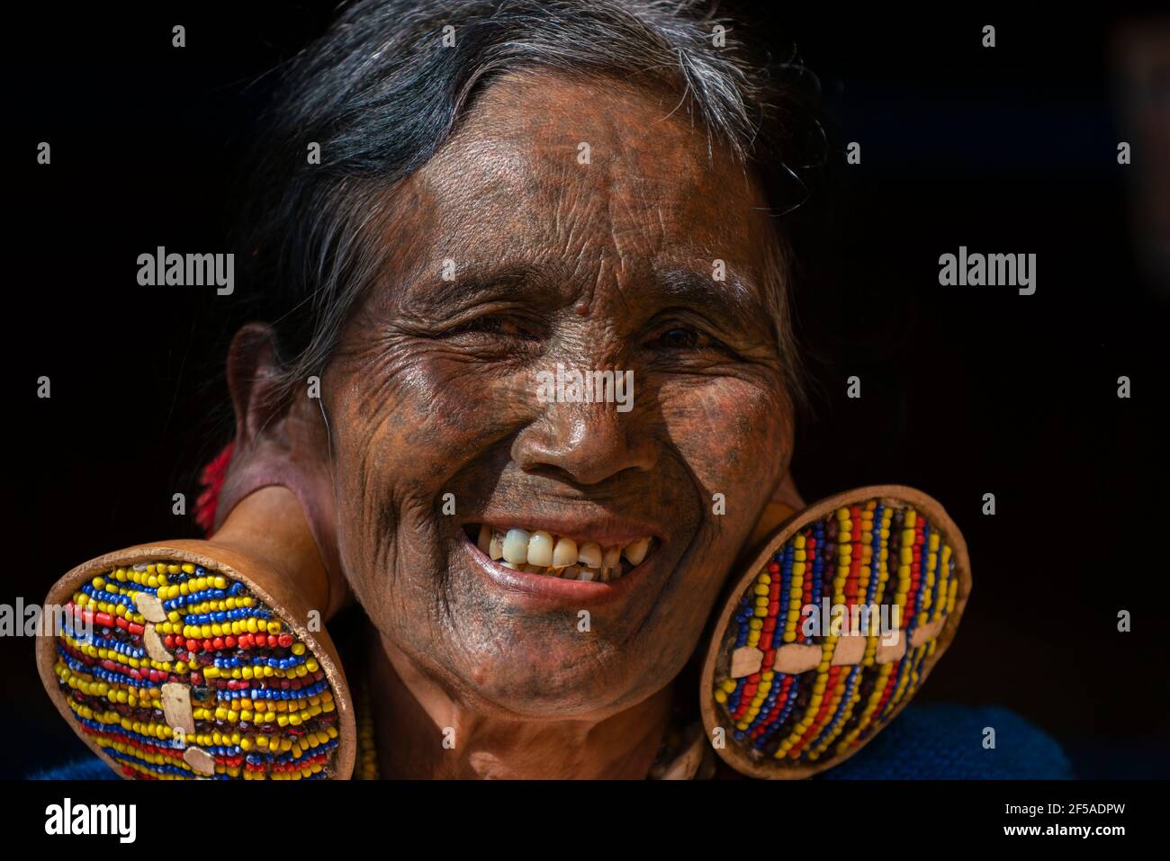 Lächelnde ältere Frau mit traditionellen Gesichts-Tattoo, Minhat, Myanmar Stockfoto