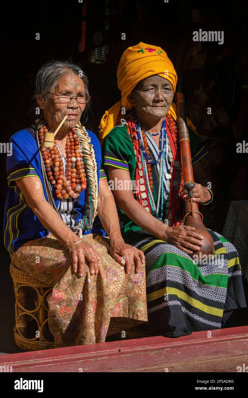 Zwei Frauen mit traditionellen tätowierten Gesichtern, Minhat, Chin State, Myanmar Stockfoto