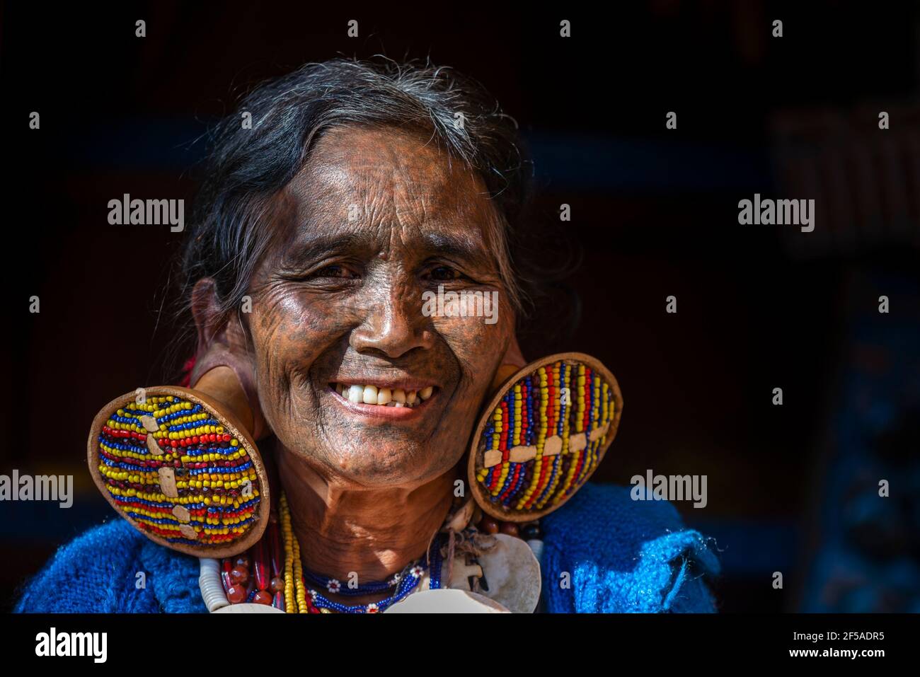 Lächelnde ältere Frau mit traditionellen Gesichts-Tattoo, Minhat, Myanmar Stockfoto