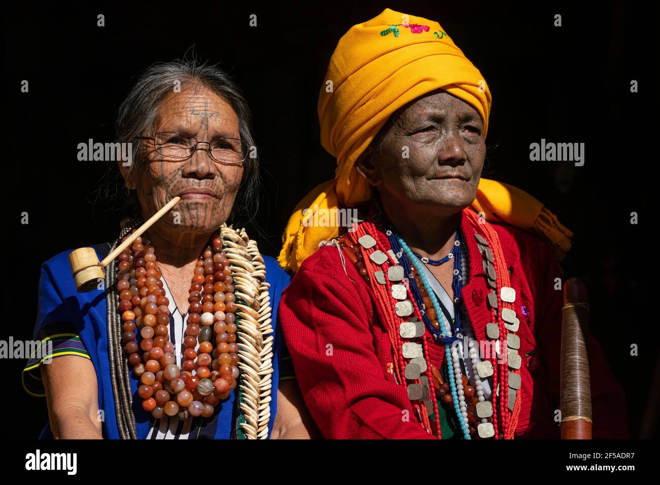 Zwei Frauen mit traditionellen tätowierten Gesichtern, Minhat, Chin State, Myanmar Stockfoto