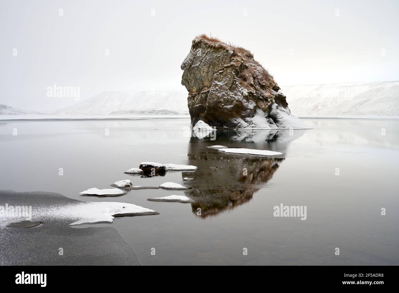 Schneebedeckte Eisbrocken im kalten See Stockfoto