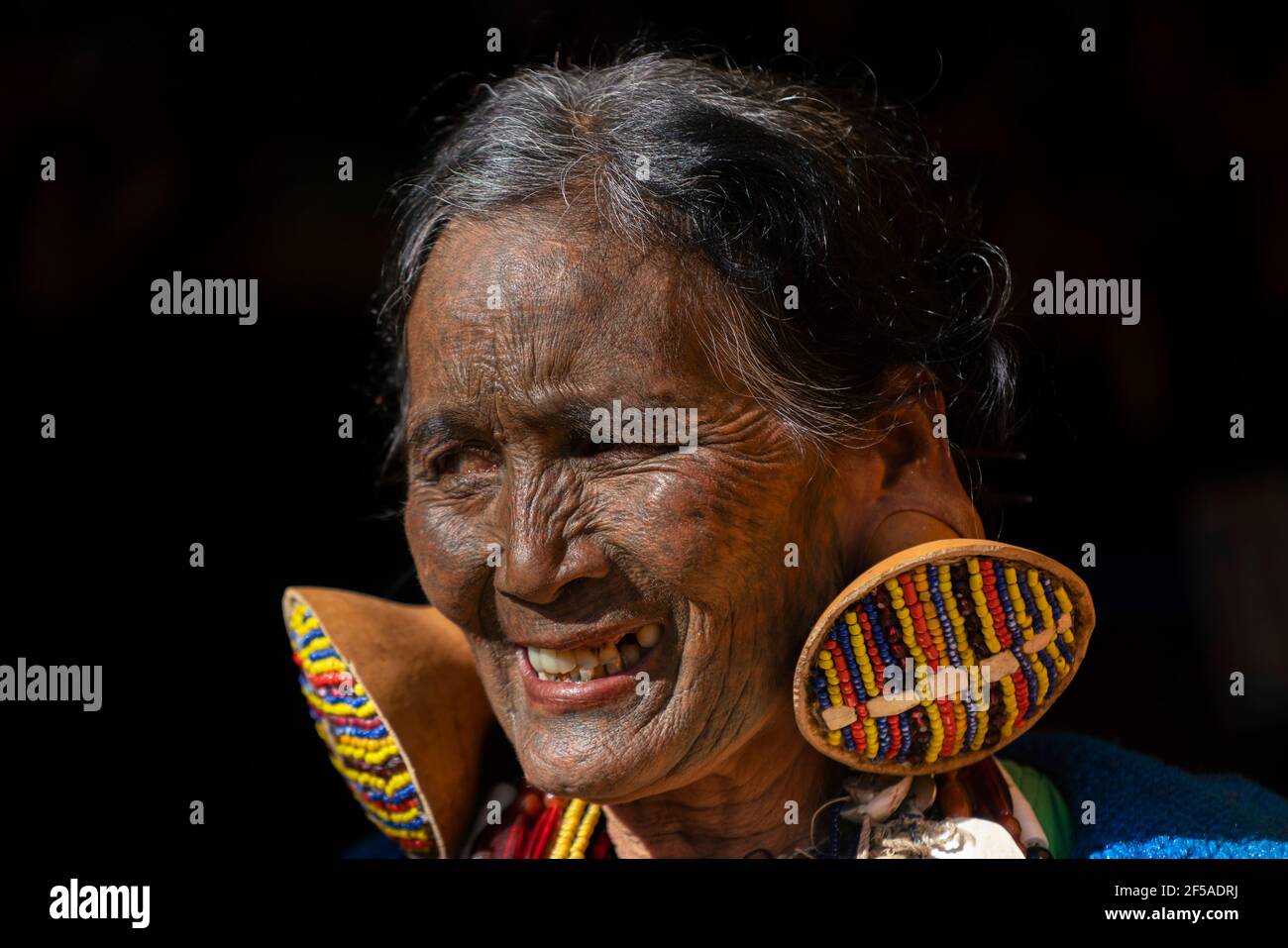 Lächelnde ältere Frau mit traditionellen Gesichts-Tattoo, Minhat, Myanmar Stockfoto