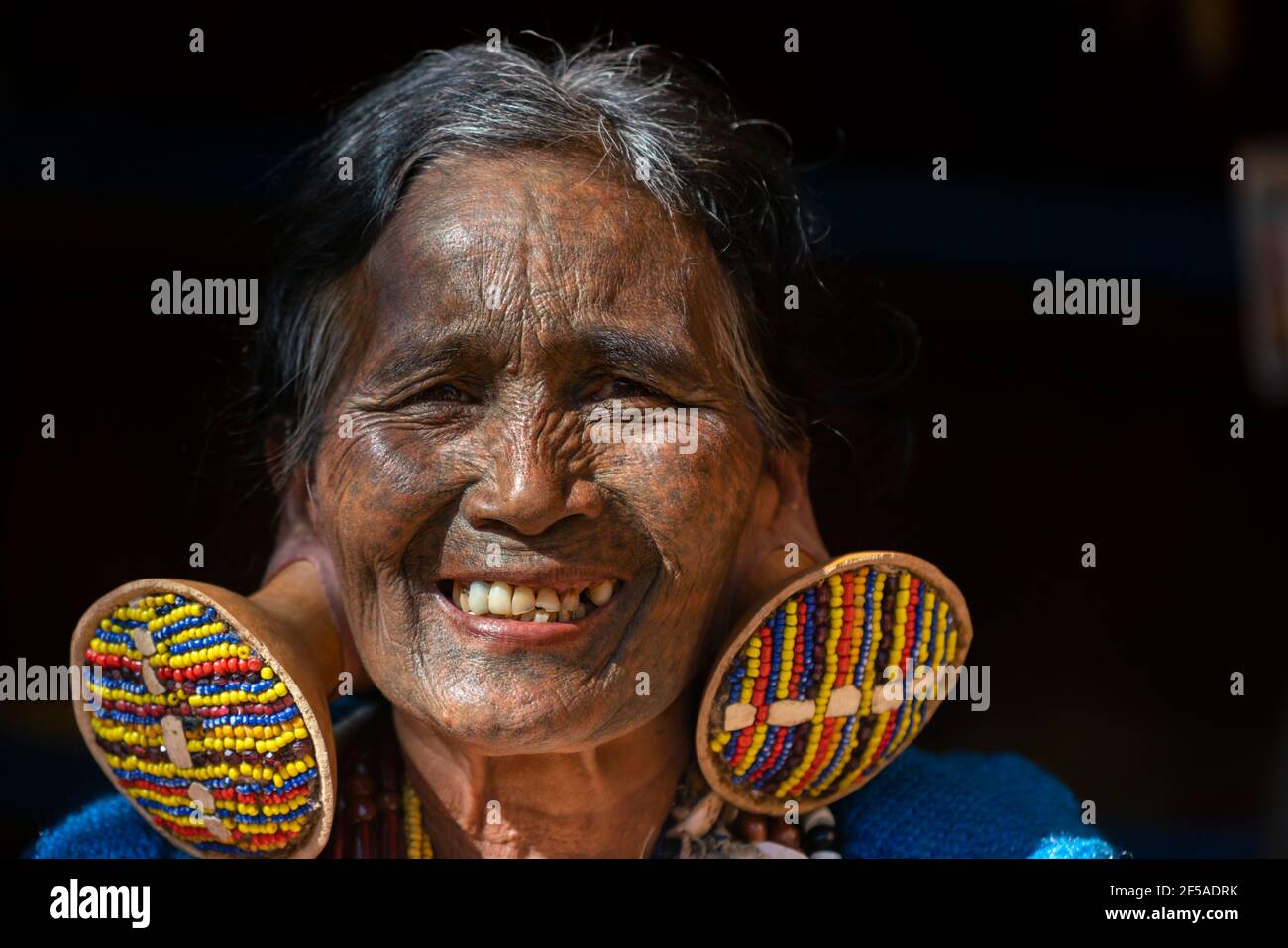 Lächelnde ältere Frau mit traditionellen Gesichts-Tattoo, Minhat, Myanmar Stockfoto