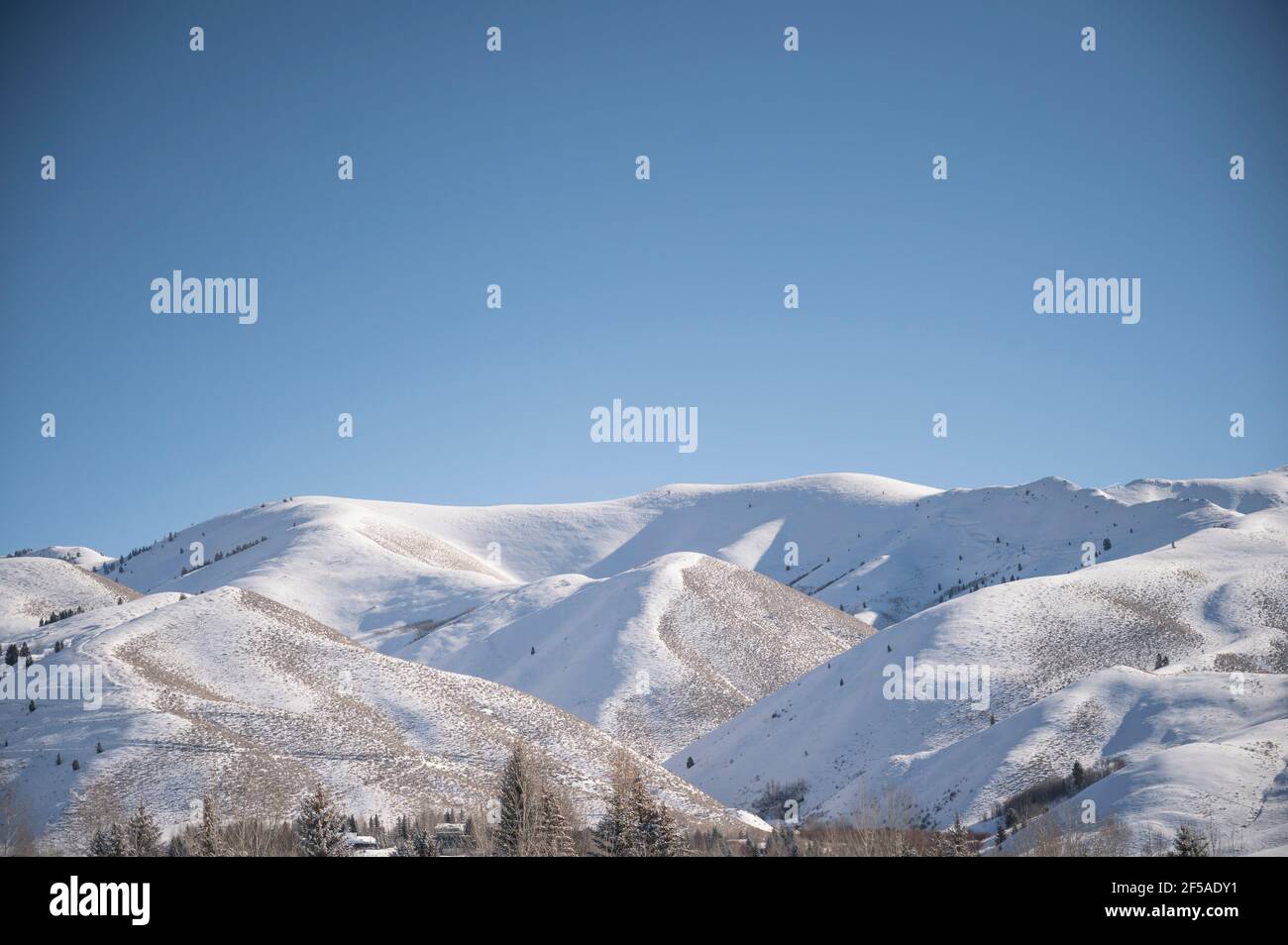 Blick auf die Snowy Sawtooth Mountains am Sonnentag in Ketchum, ID Stockfoto