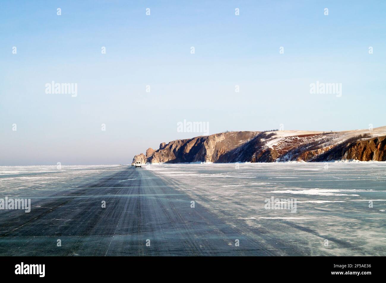 Auf der Eisüberquerung des Baikalsees fahren Autos mit Touristen hinein Stockfoto