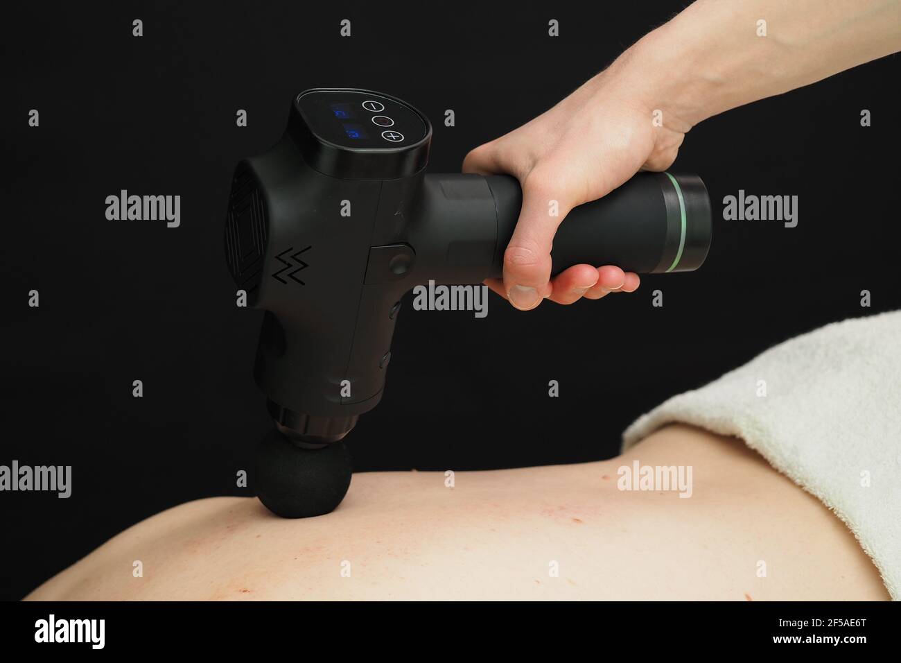 Rückenmassage. Das Verfahren der Hardware Massage des Rückens. Stockfoto