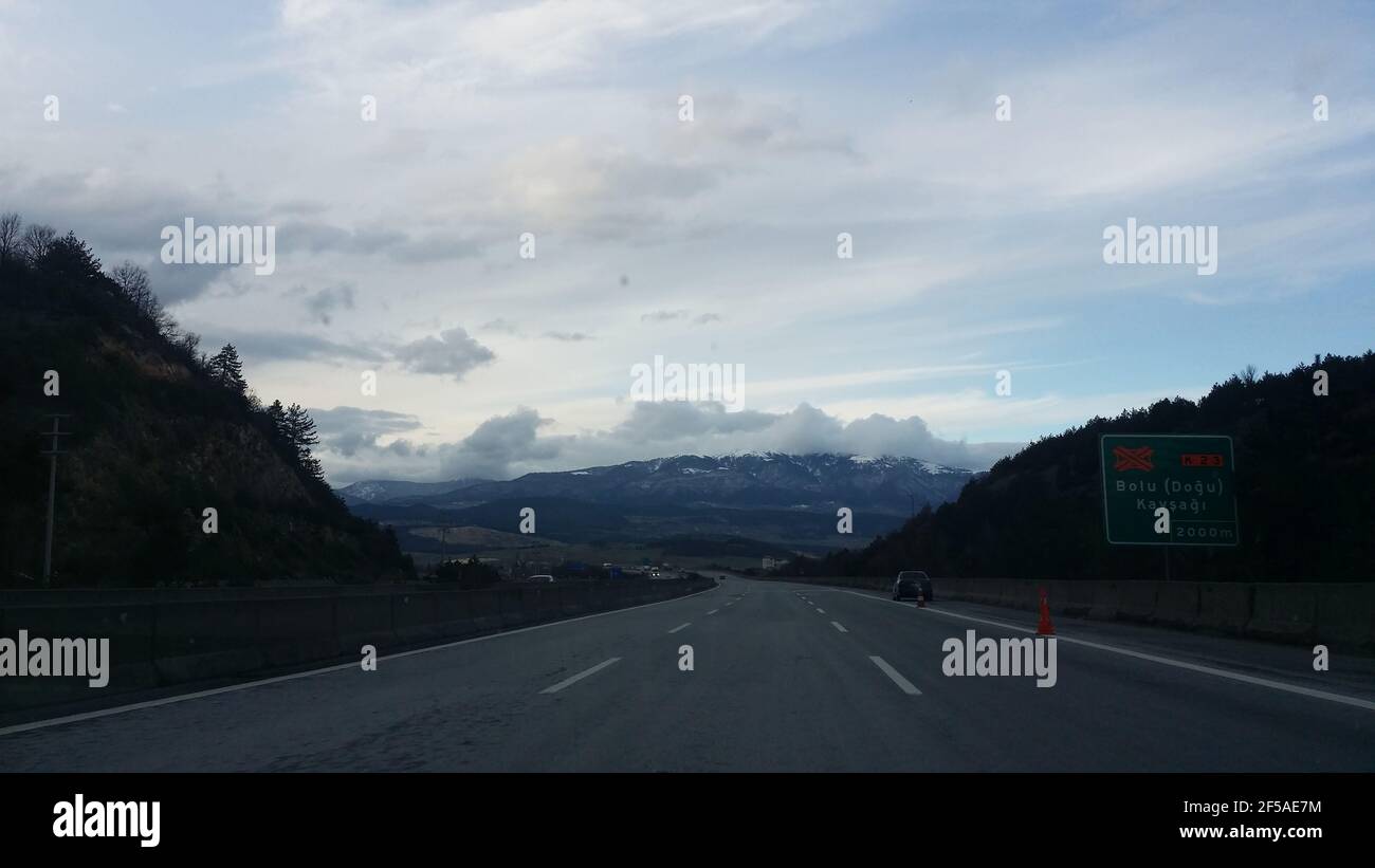 Straße, Reise, mit dem Auto, von Ankara, nach Istanbul, zwischen verschneiten Bergen Stockfoto