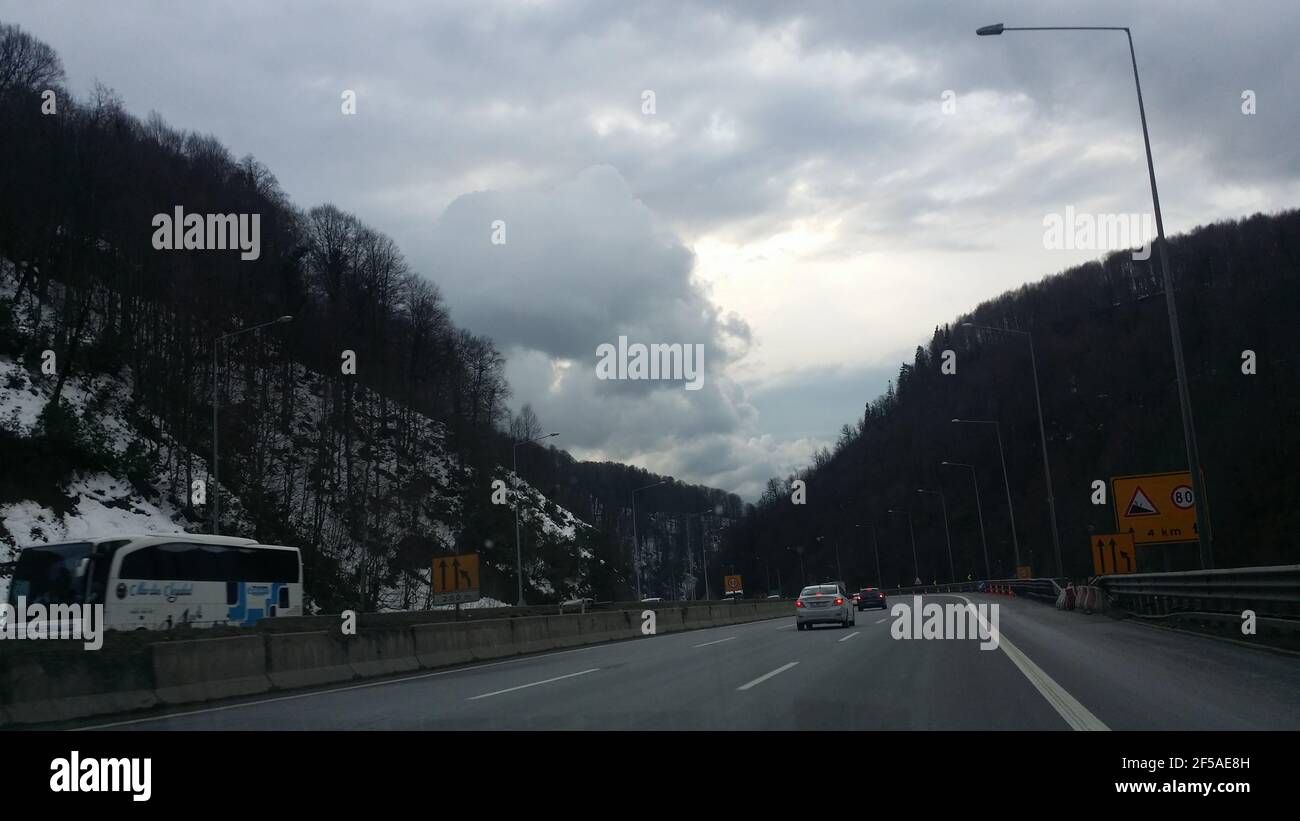 Verkehr, auf der Straße, Reise, unter, Berge Stockfoto