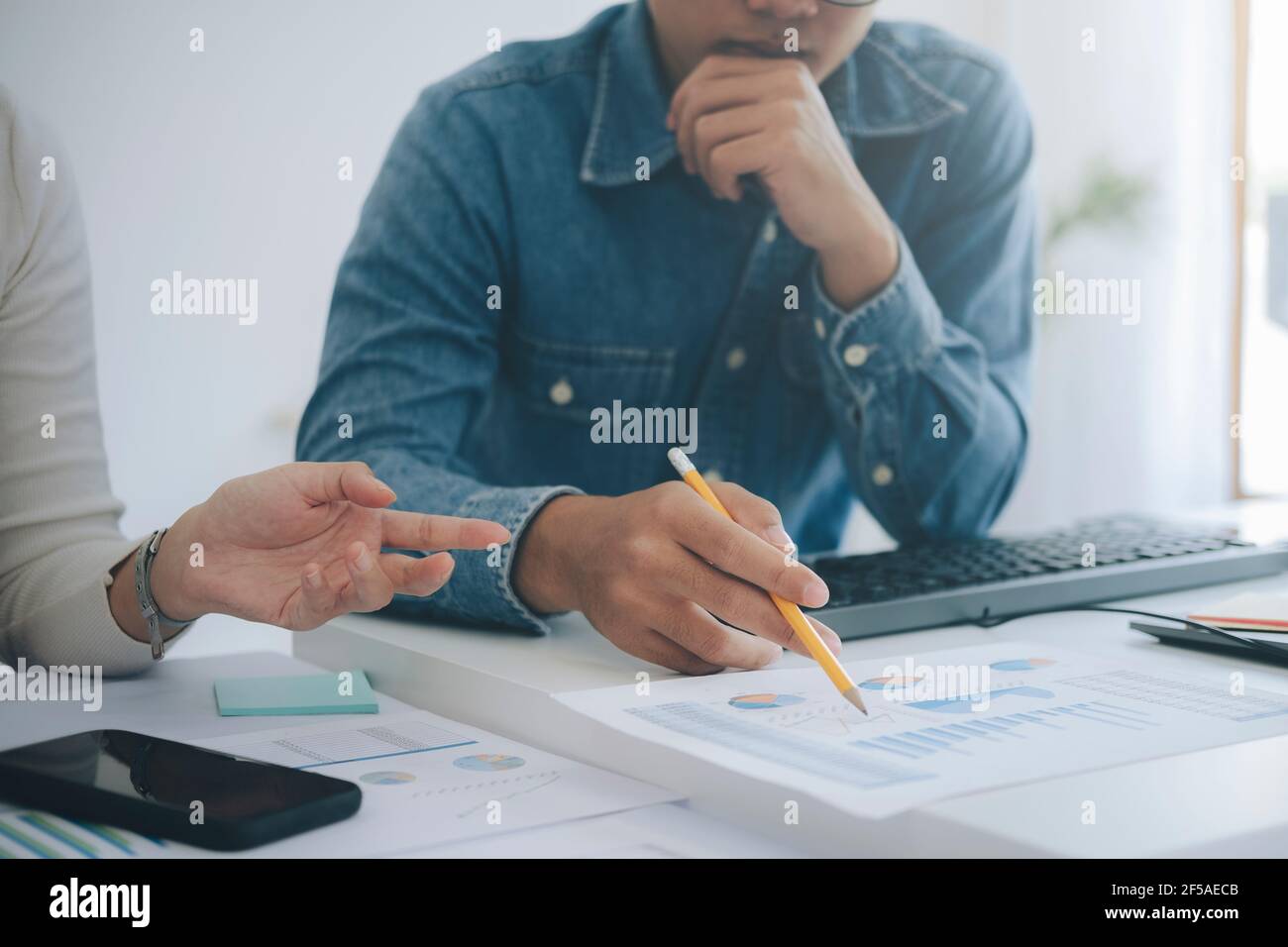 Geschäftsmänner Teambesprechung, um die Investition zu besprechen. Stockfoto