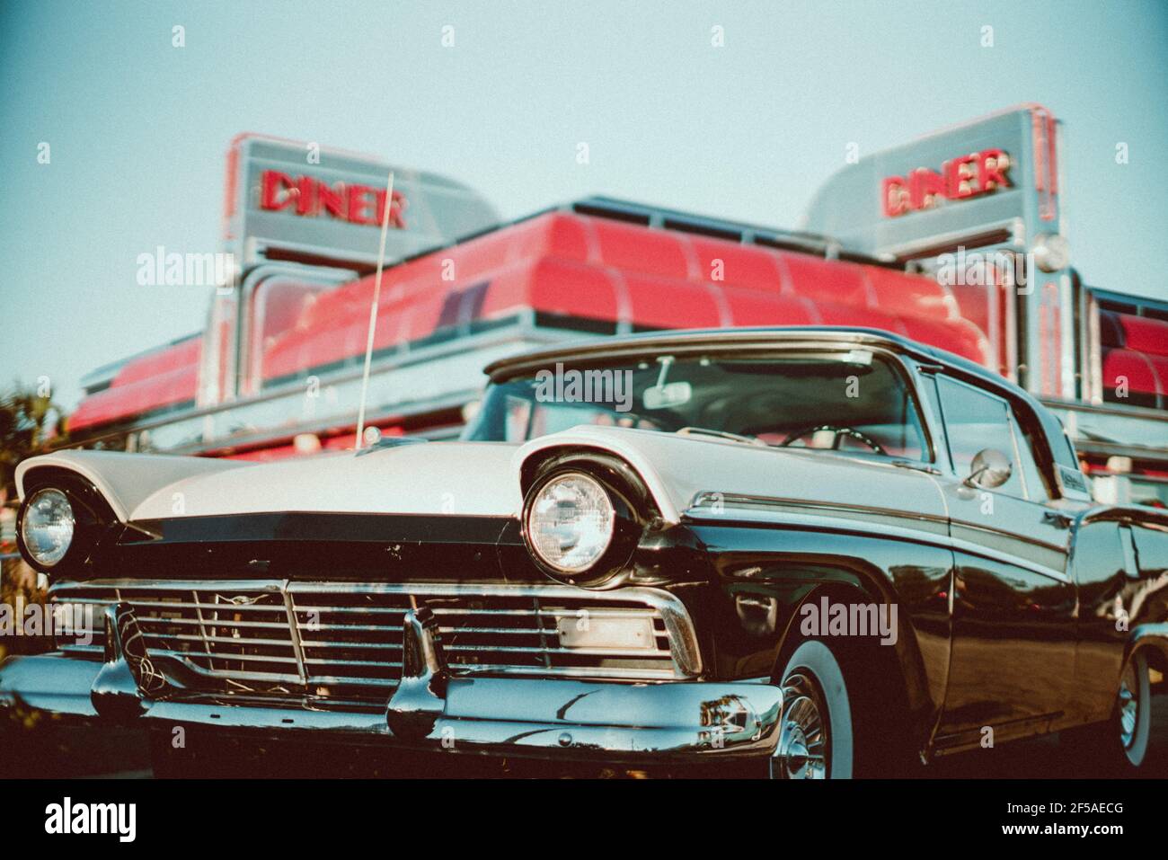 Vintage schwarz Ford Fairlane Skyliner geparkt am Diner Stockfoto
