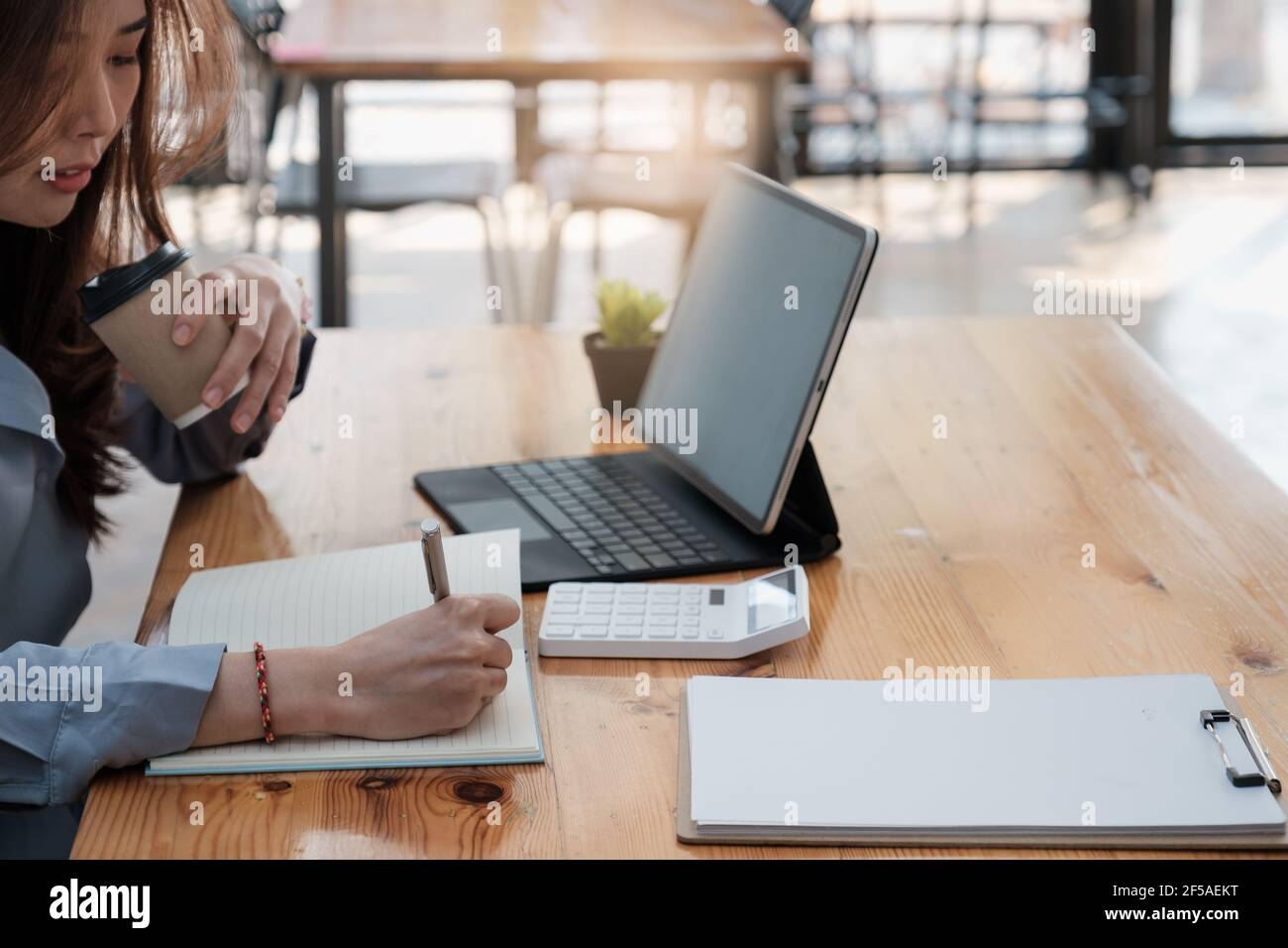 Wirtschaftsprüfer im Büro tun Buchhaltung Arbeit mit Kaffee am Morgen. Stockfoto