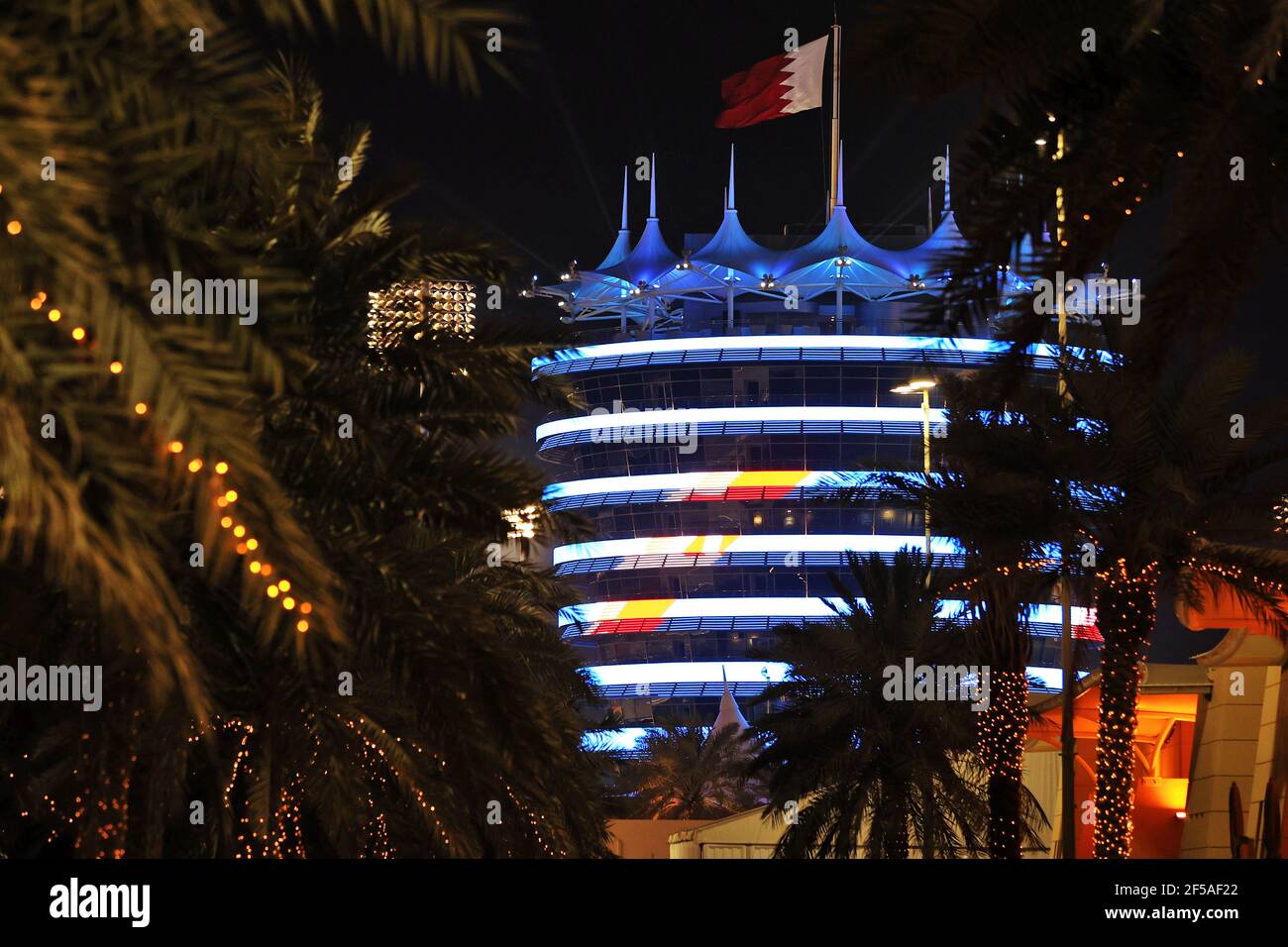 Sakhir, Bahrain. 25th Mai, 2021.Paddock Atmosphäre - beleuchtete Gebäude. Großer Preis von Bahrain, Donnerstag, 25th. März 2021. Sakhir, Bahrain. Quelle: James Moy/Alamy Live News Stockfoto