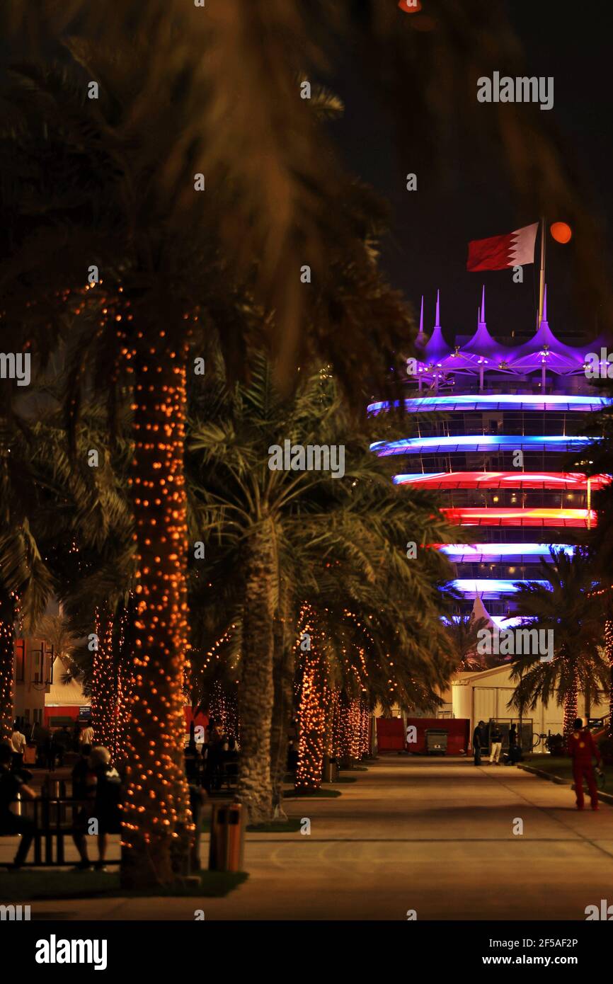 Sakhir, Bahrain. 25th Mai, 2021.Paddock Atmosphäre - beleuchtete Gebäude. Großer Preis von Bahrain, Donnerstag, 25th. März 2021. Sakhir, Bahrain. Quelle: James Moy/Alamy Live News Stockfoto