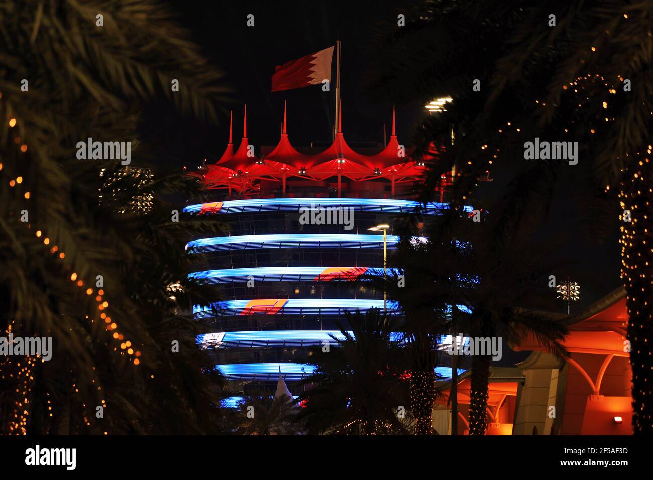 Sakhir, Bahrain. 25th Mai, 2021.Paddock Atmosphäre - beleuchtete Gebäude. Großer Preis von Bahrain, Donnerstag, 25th. März 2021. Sakhir, Bahrain. Quelle: James Moy/Alamy Live News Stockfoto