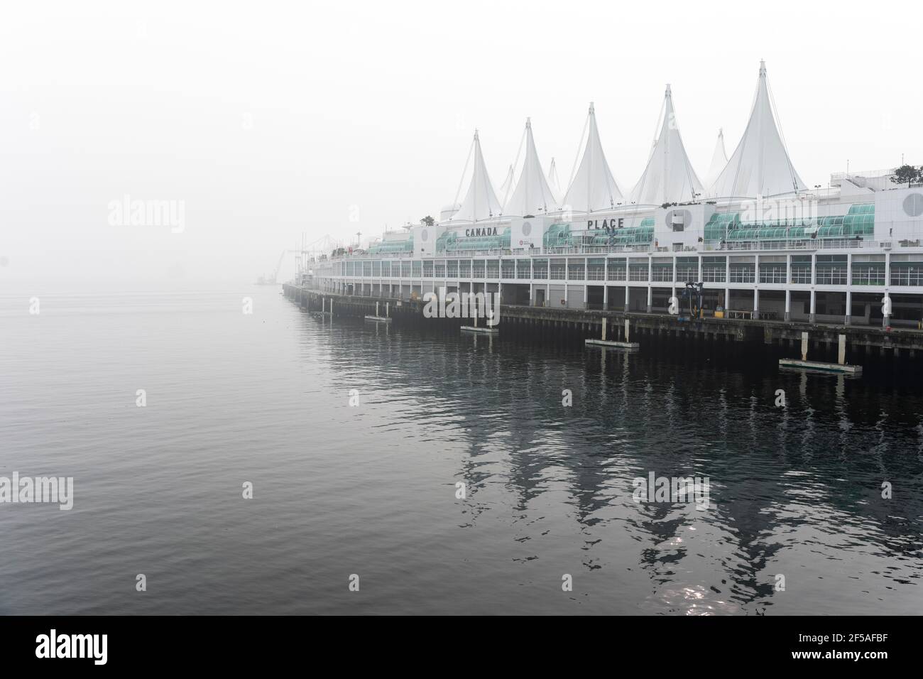 Kanada Platz am Wasser Rand in Vancouver an nebligen Tag Stockfoto