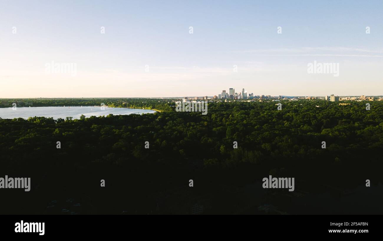 Weitwinkelansicht der Skyline von Minneapolis und Lake Calhoun Stockfoto