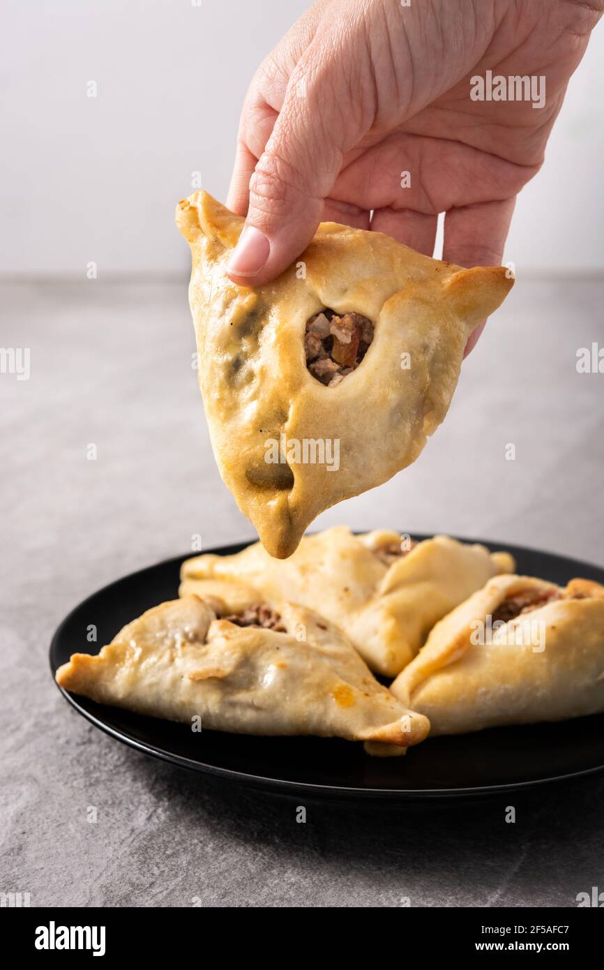 Nehmen Sie den traditionellen mittelöstlichen Fatayer Stockfoto