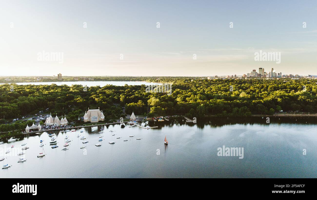 Drohnenaufnahme des Lake Harriet mit der Skyline von Minneapolis Stockfoto