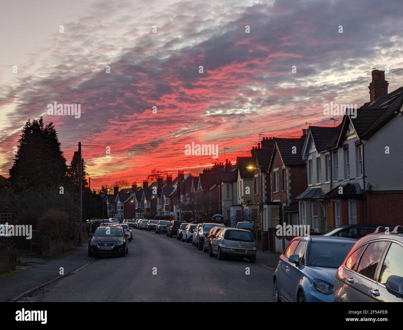 Ein roter Abendhimmel auf diesem Foto, das an Weihnachten aufgenommen wurde Tag in Camberley in Surrey Stockfoto