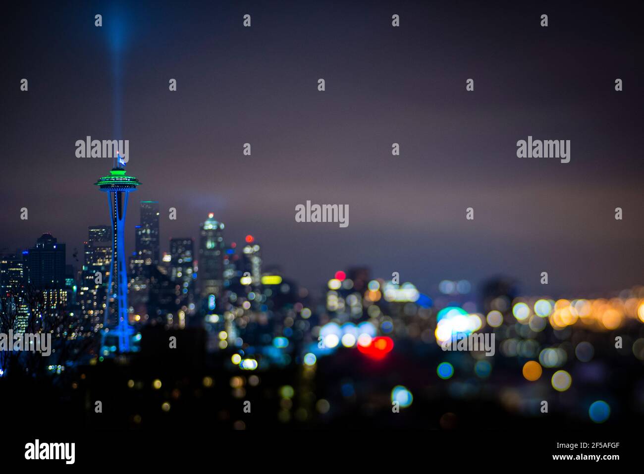 Blick auf die Space Needle und Downtown Seattle Dachfenster Nacht Stockfoto