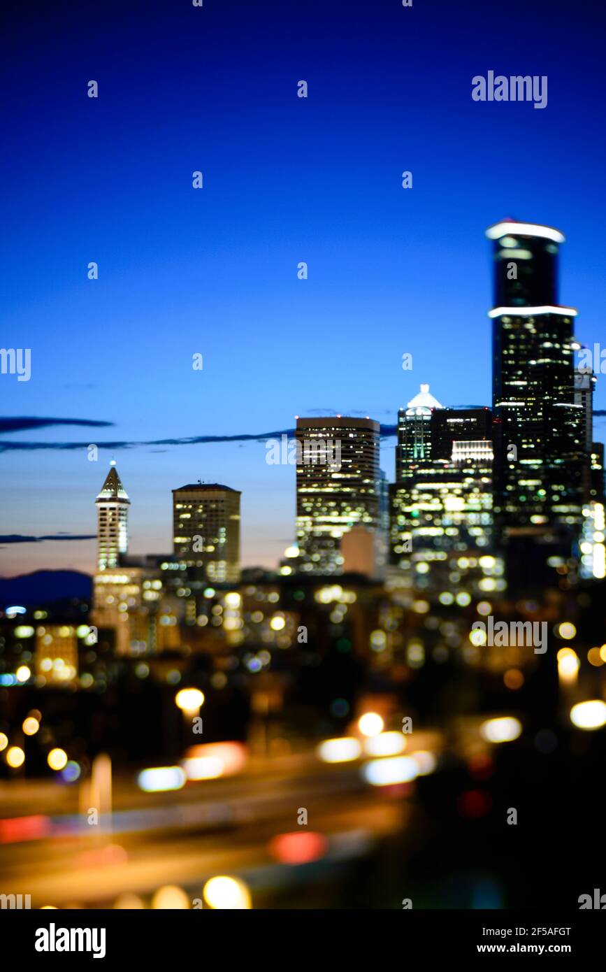 Blick auf Downtown Seattle Skyline mit Freeway Verkehr bei Nacht Stockfoto