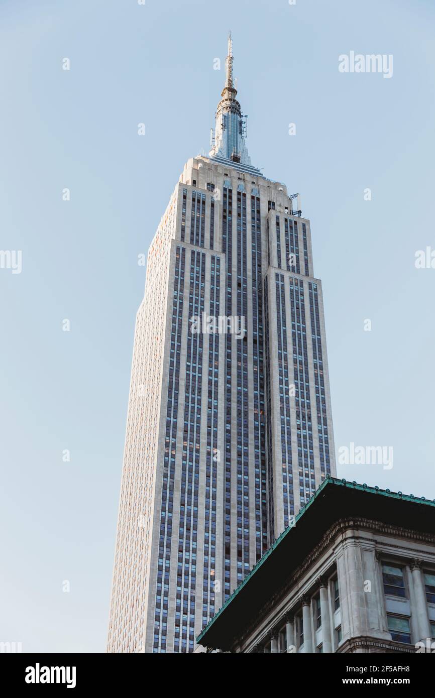 Empire State Building von unten am Tag Stockfoto