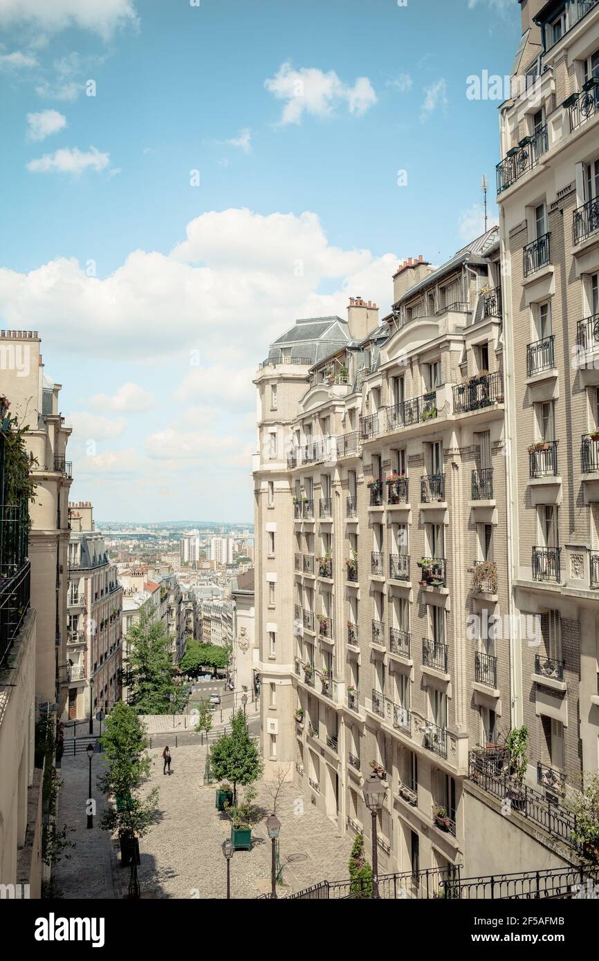 Blick auf eine typische Straße in Paris Stockfoto