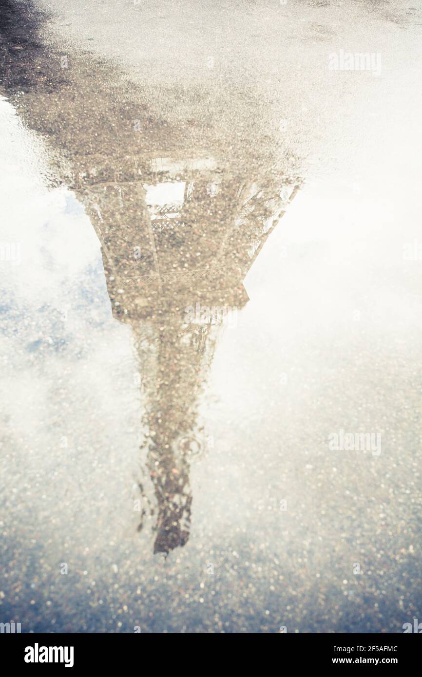 Spiegelung Des Eiffelturms In Puddle On Street Bei Regen Meere Stockfoto