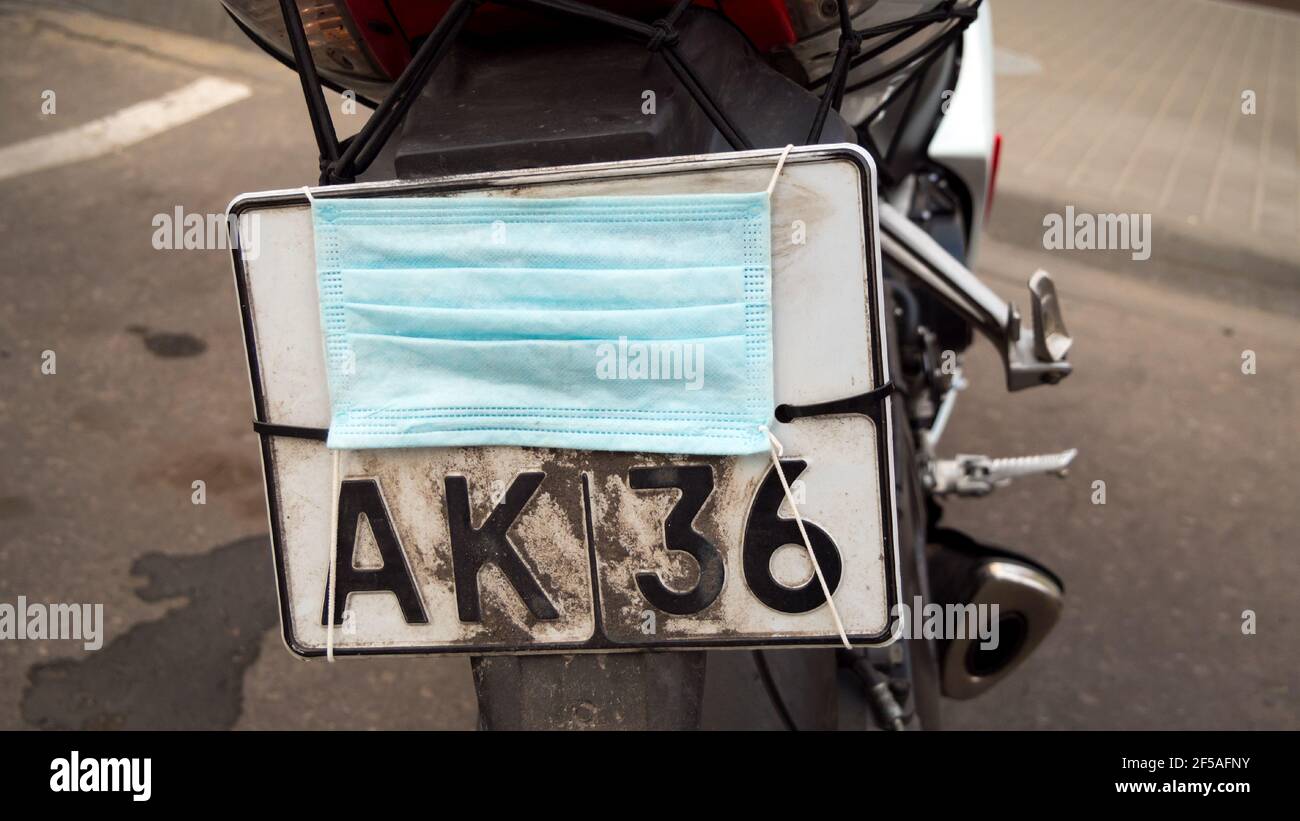 Voronesch, Russland - 25. August 2020: Die Motorradnummer ist mit einer Einwegmaske bedeckt Stockfoto