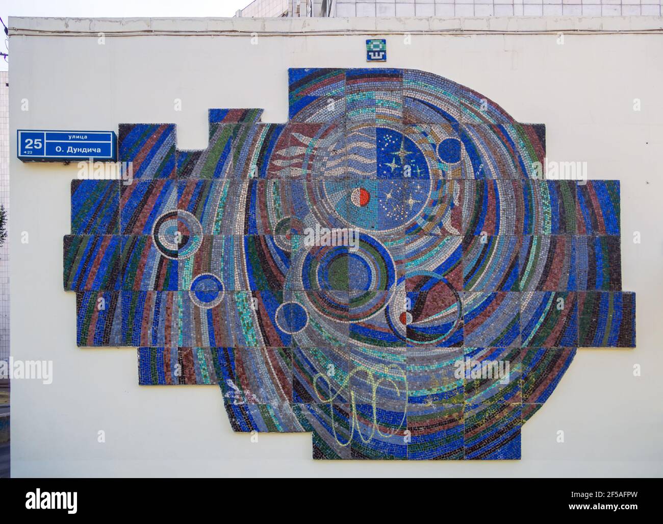Woronesch, Russland - 30. August 2020: Panel über ein Raumthema auf dem Gebäude des ehemaligen Kosmonauten-Club in 25 O. Dundich Straße, Woronesch Stockfoto