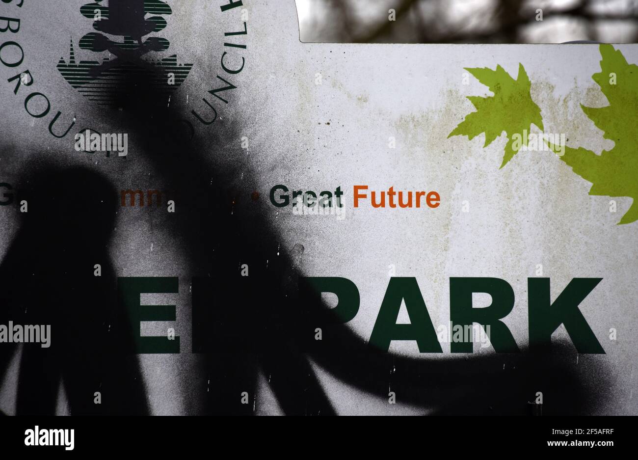 Ein Zeichen, das eine große Zukunft verspricht, wurde mit eingesprüht Malen Stockfoto