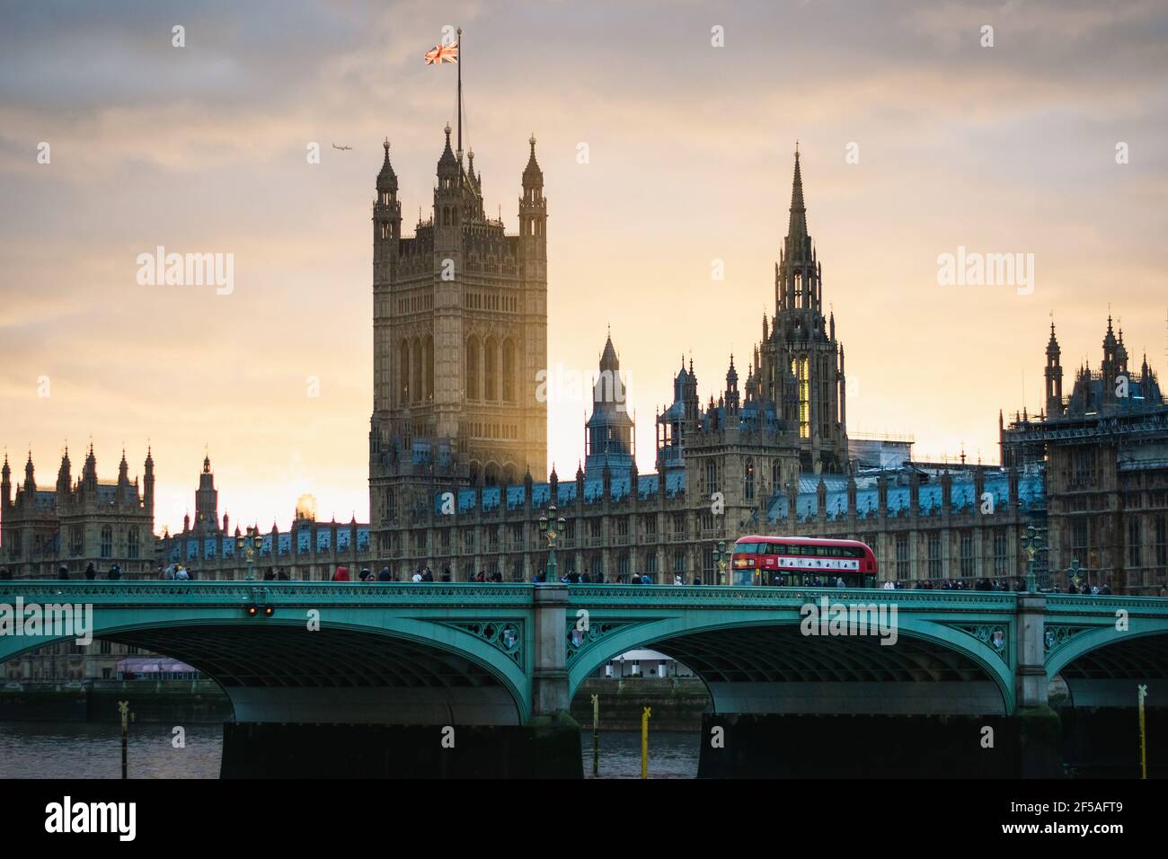 Westminster während des Sonnenuntergangs in der Winterzeit in London, England. Der Sonnenuntergang bietet einen atemberaubenden Blick auf Westminster Stockfoto