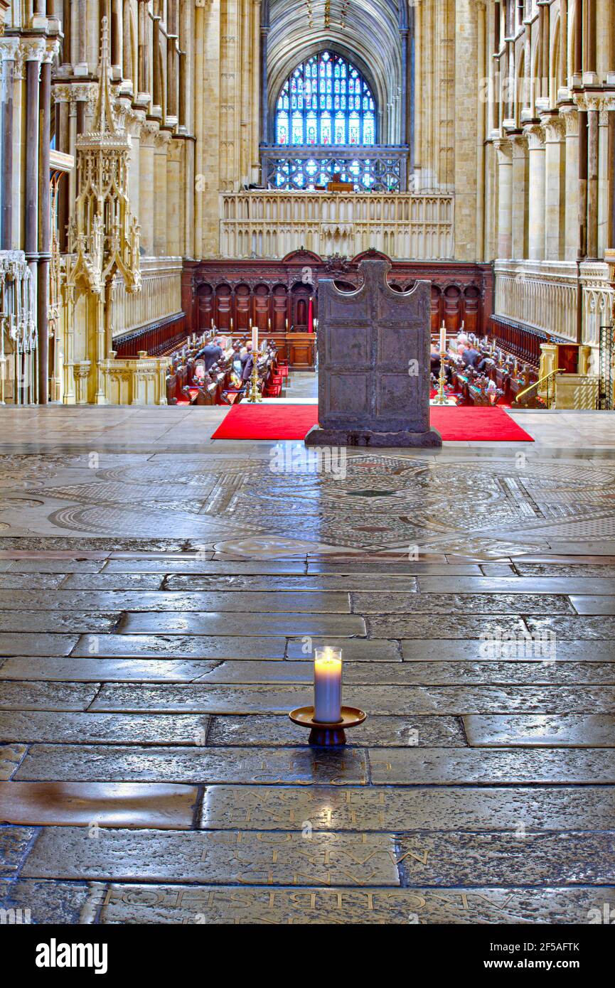 Eine brennende Kerze an der Stelle des Heiligtums von St. Thomas Becket in der Kathedrale von Canterbury, Kent, Großbritannien Stockfoto